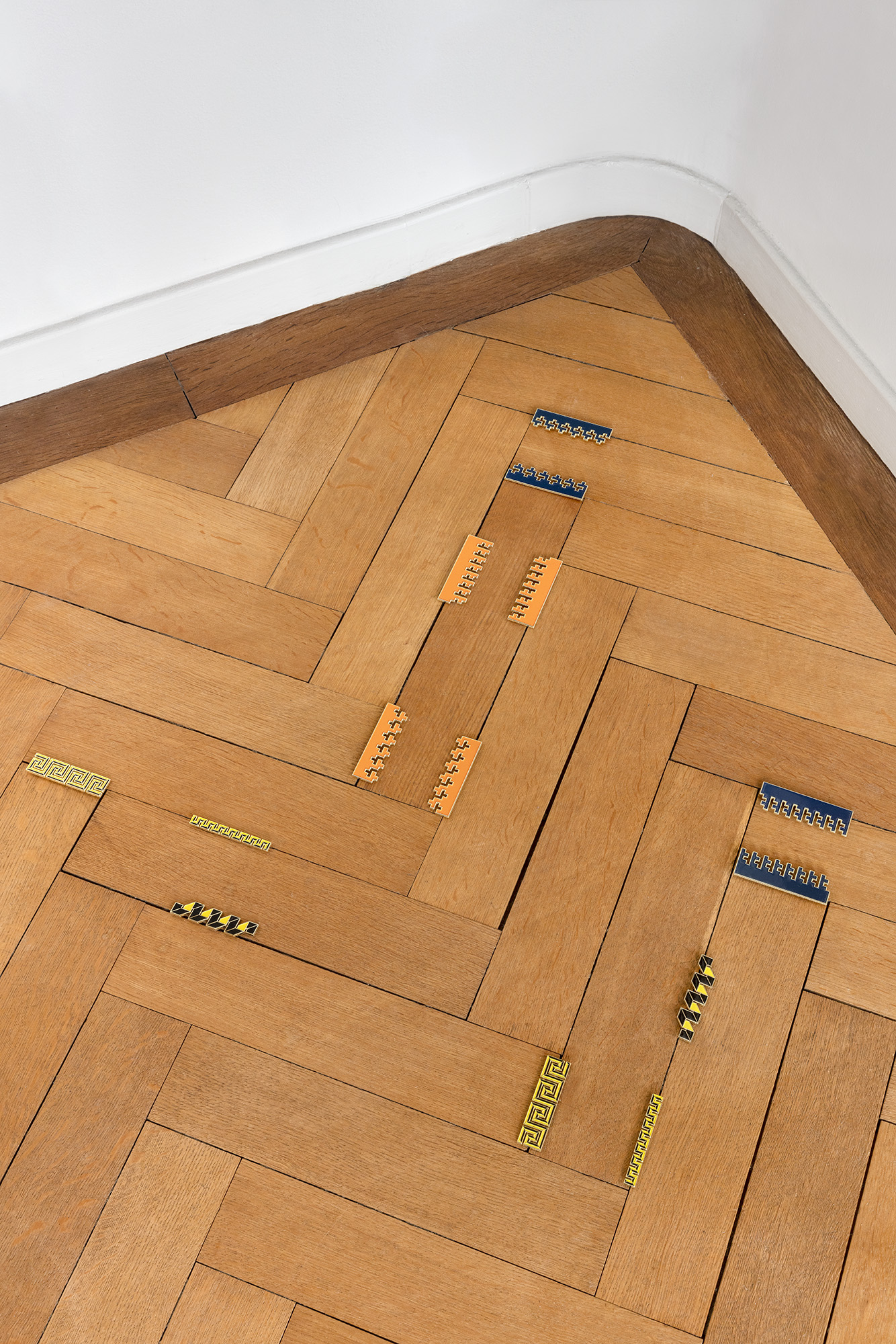 Diagonal Press, Different pins, 2016, lega di zinco e smalto morbido , dimensioni variabili.