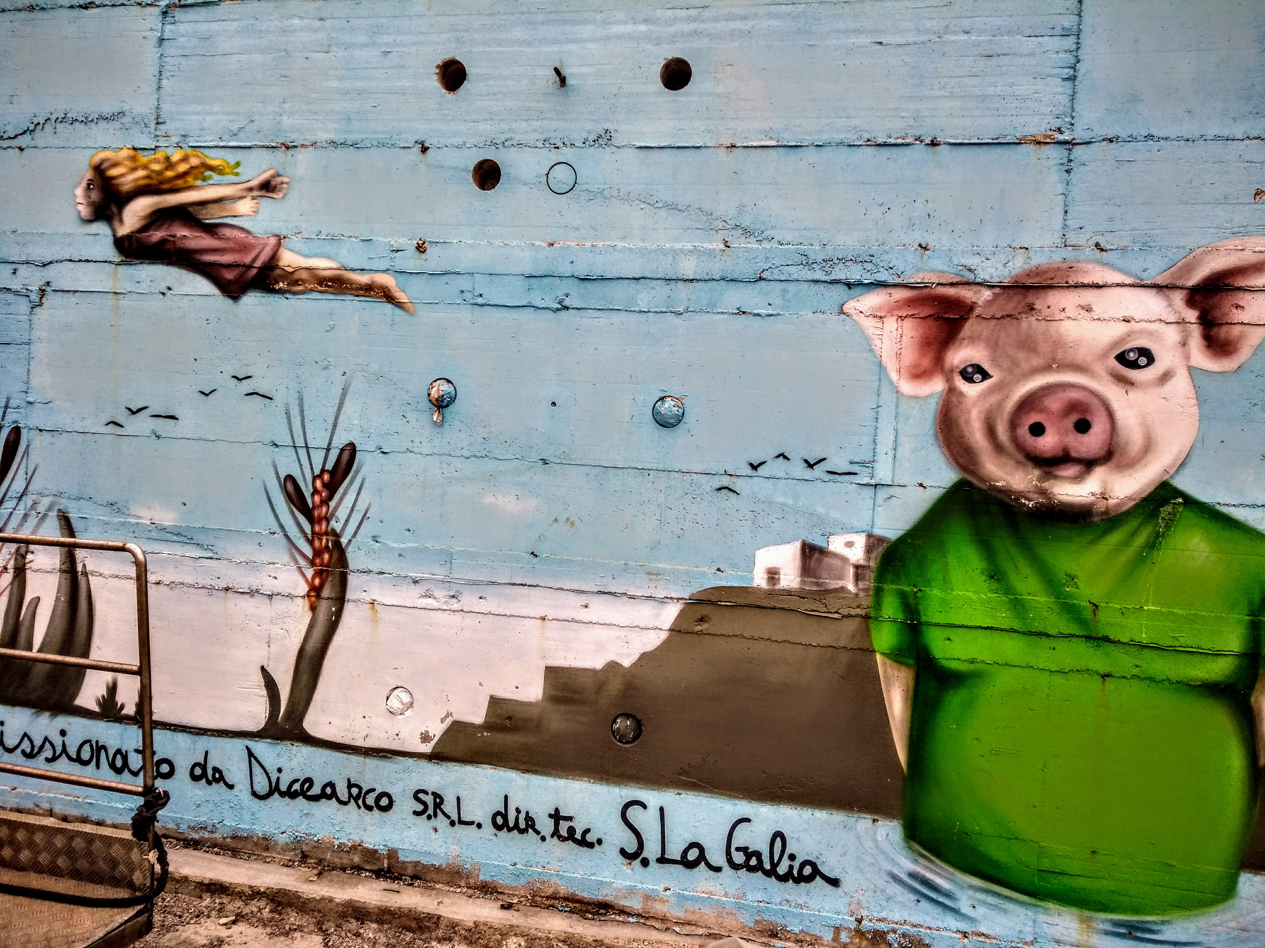 Grafiti perempuan terbang dan siluman babi