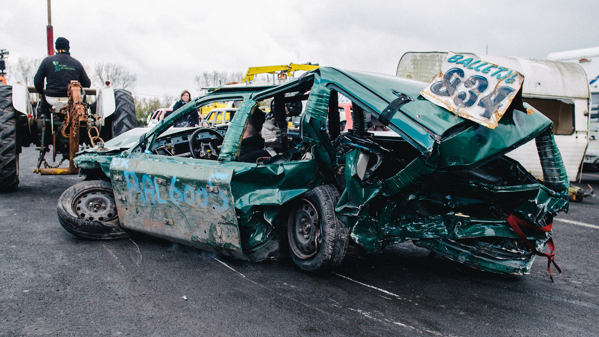 Costillas rotas y autos destrozados: bienvenidos al salvaje mundo de las  carreras de destrucción europeas