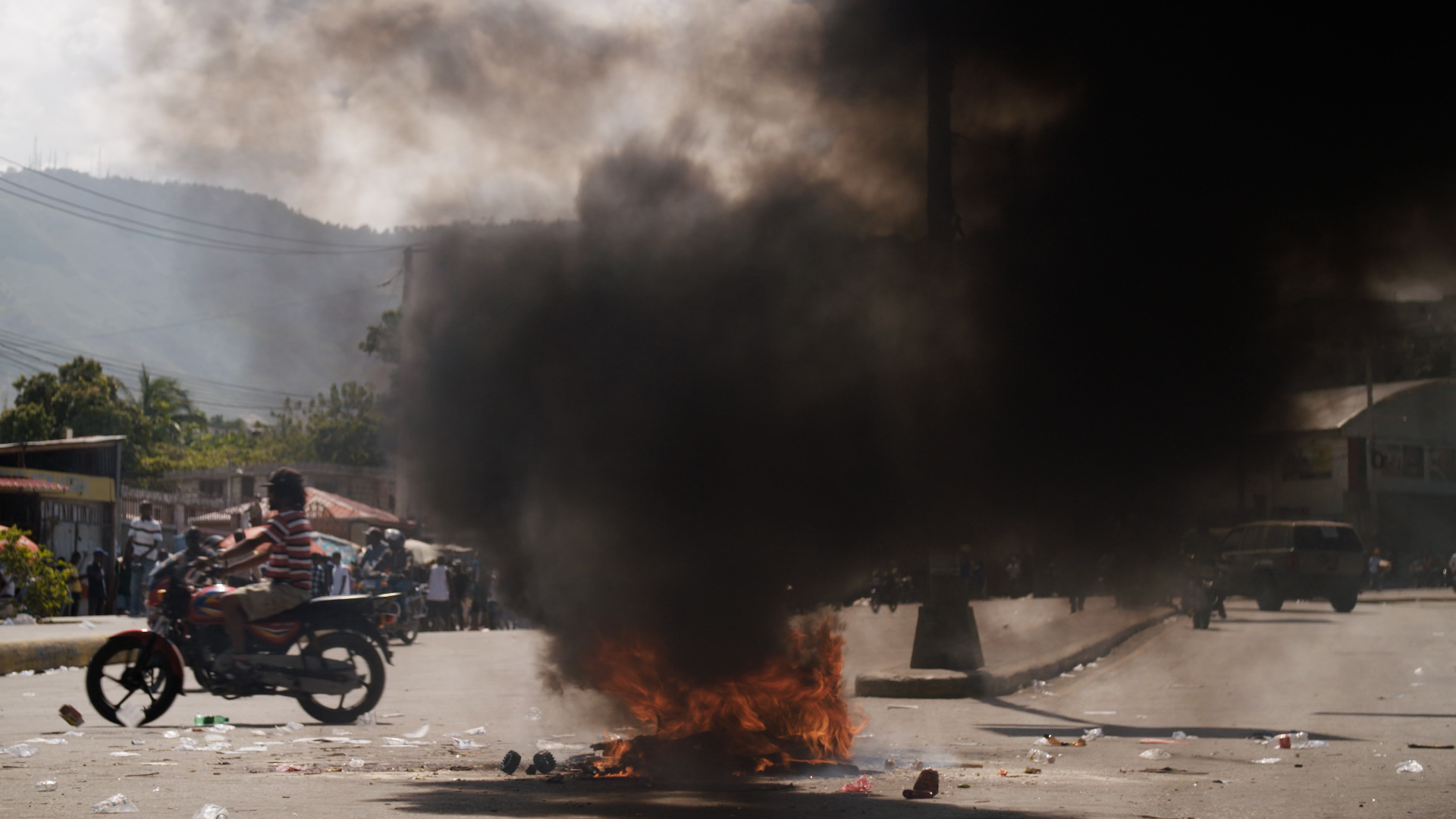 For weeks, protesters have been in bloody clashes with security forces, demanding that Haiti’s president step down. (Photo: Samuel Stonefield/VICE News)