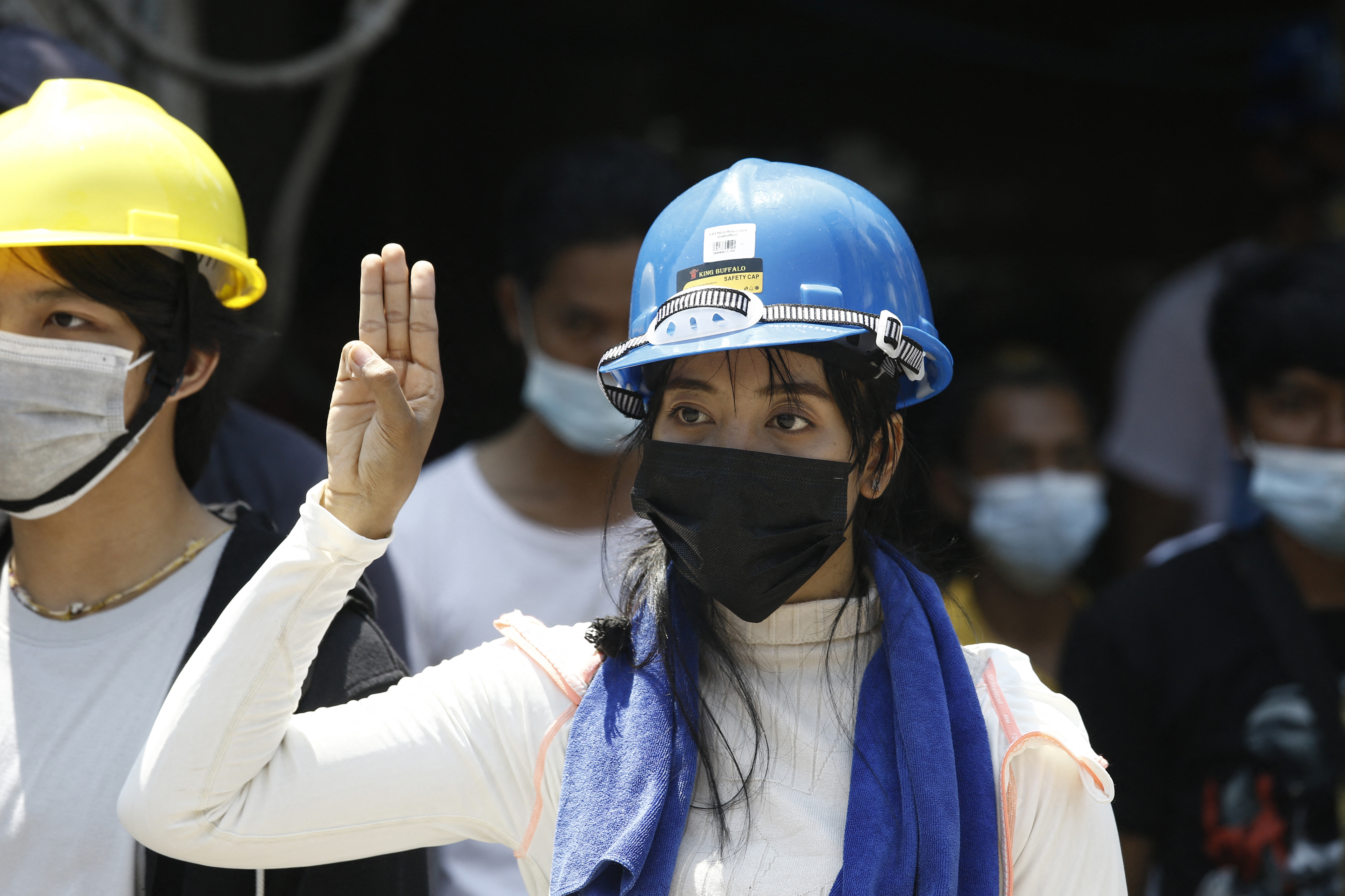 Perempuan mengacungkan tiga jari pada aksi 8 Maret di Yangon. STR / AFP