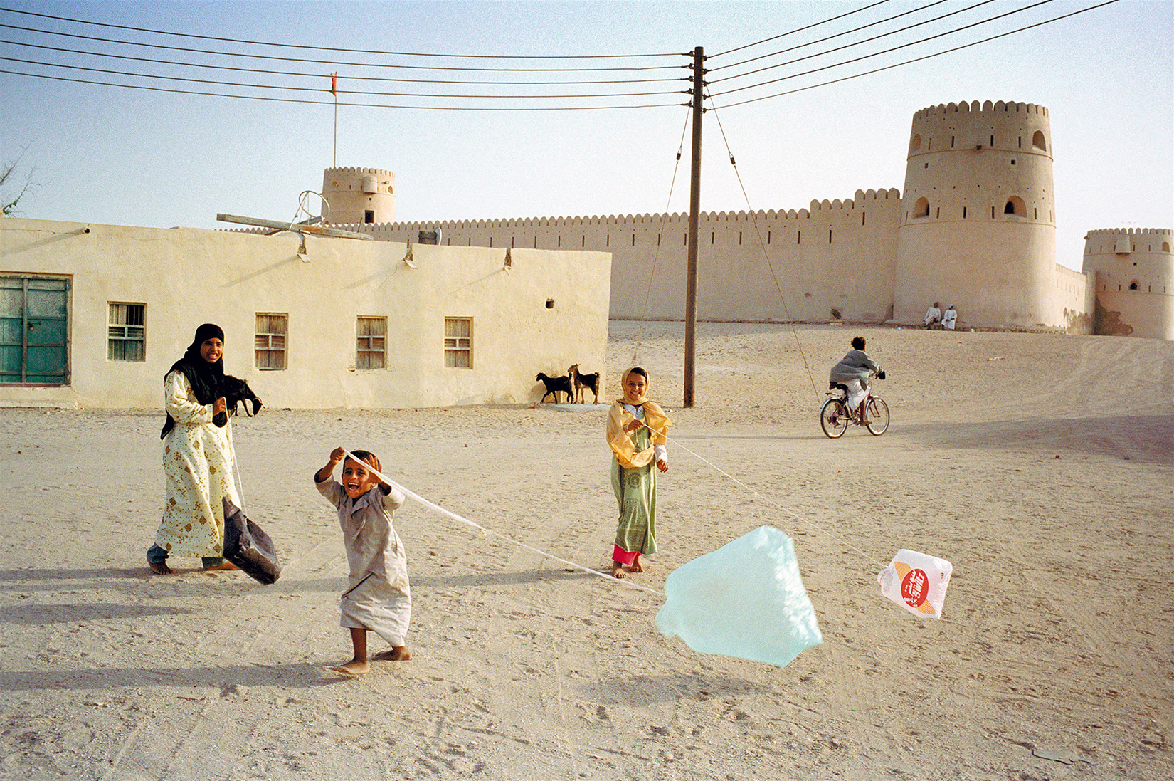 bambini con aquilone in Oman