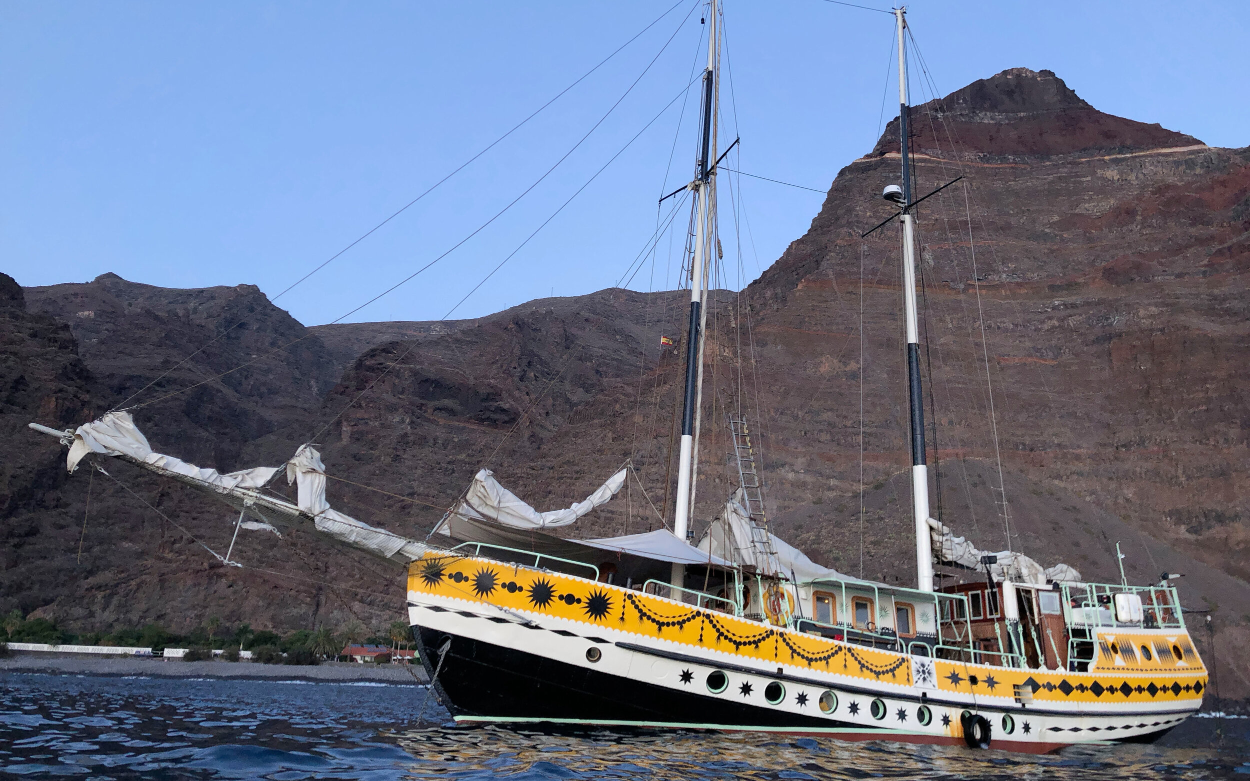 Kapal Arka Kinari ketika menurunkan jangkar di pulau La Gomera setelah dicat ulang pada Oktober 2019 (courtesy Arka Kinari_Grey Filastine).jpg