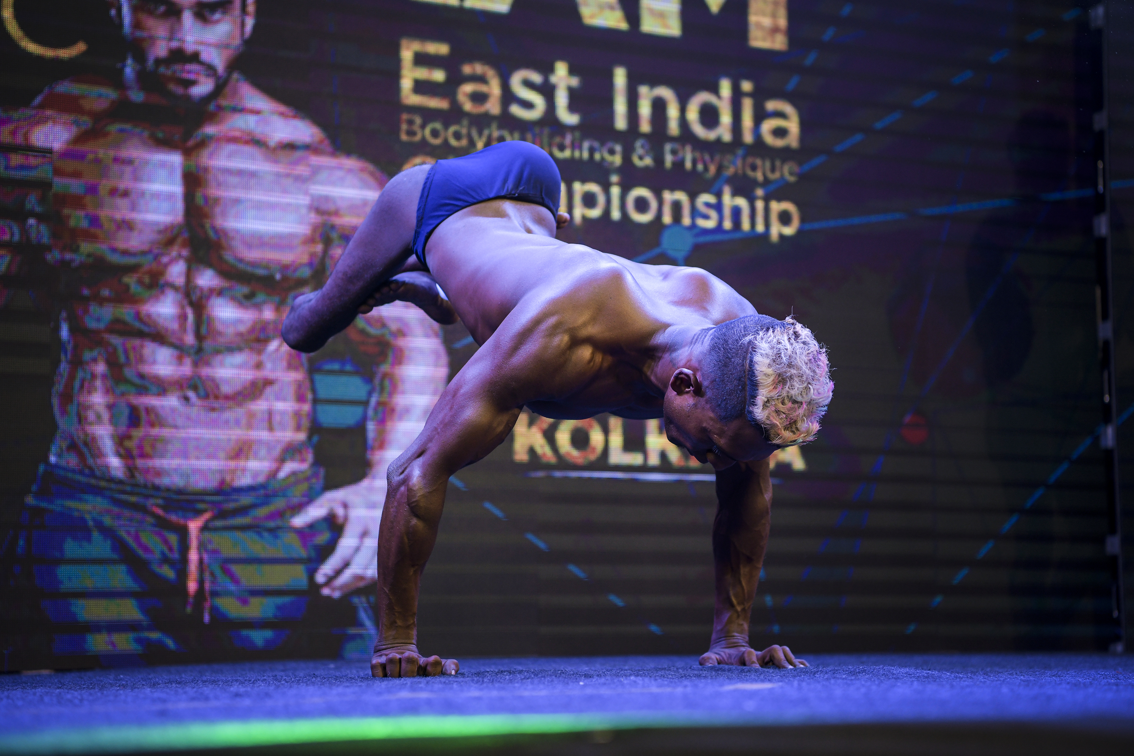 Soumen melakukan handstand dalam kejuaraan lokal di Kolkata.