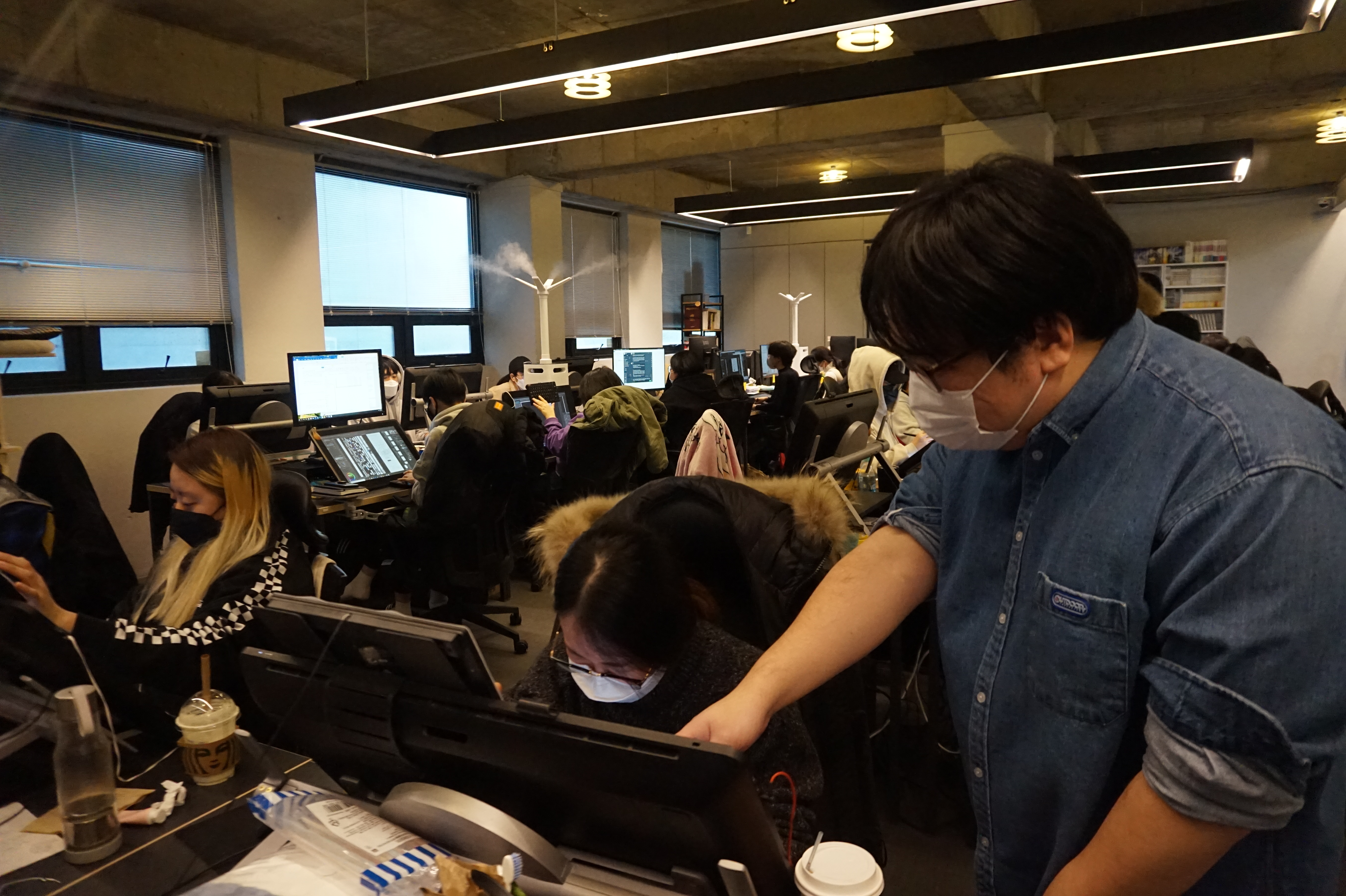 Seok Ji-hwan membimbing timnya di Ant Studio. Foto: David D. Lee