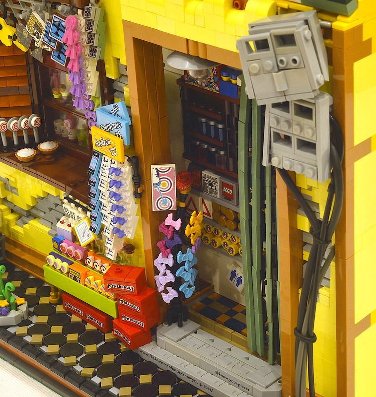 Tampak dekat susunan toko kelontong beserta barang dagangan LEGO