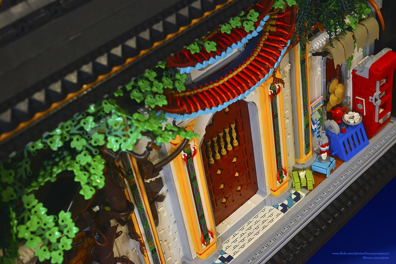 Susunan bagian depan rumah dengan arsitektur khas Vietnam LEGO