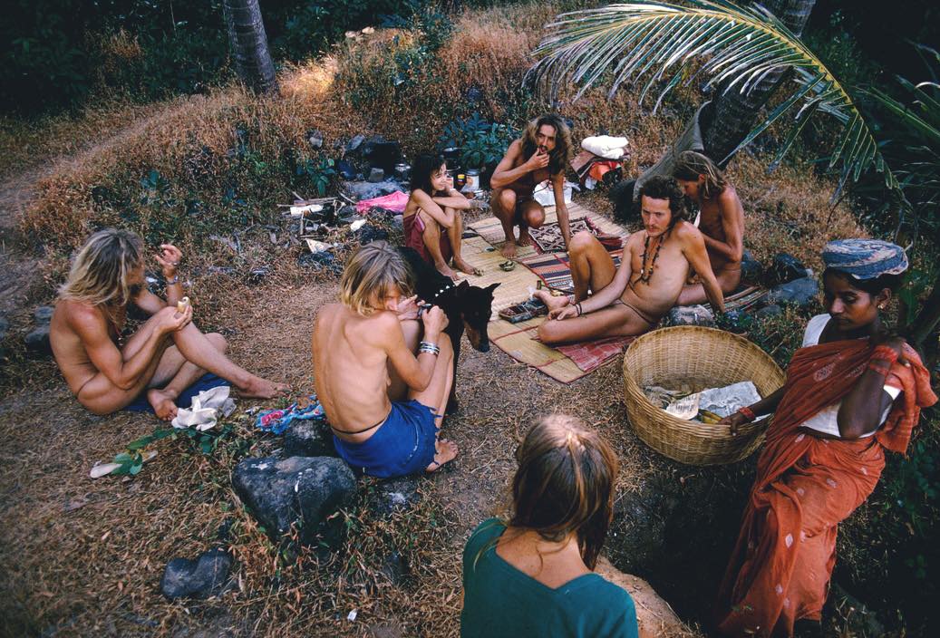 Sekelompok hippie bersantai di Goa pada ‘60-an dan ‘70-an.