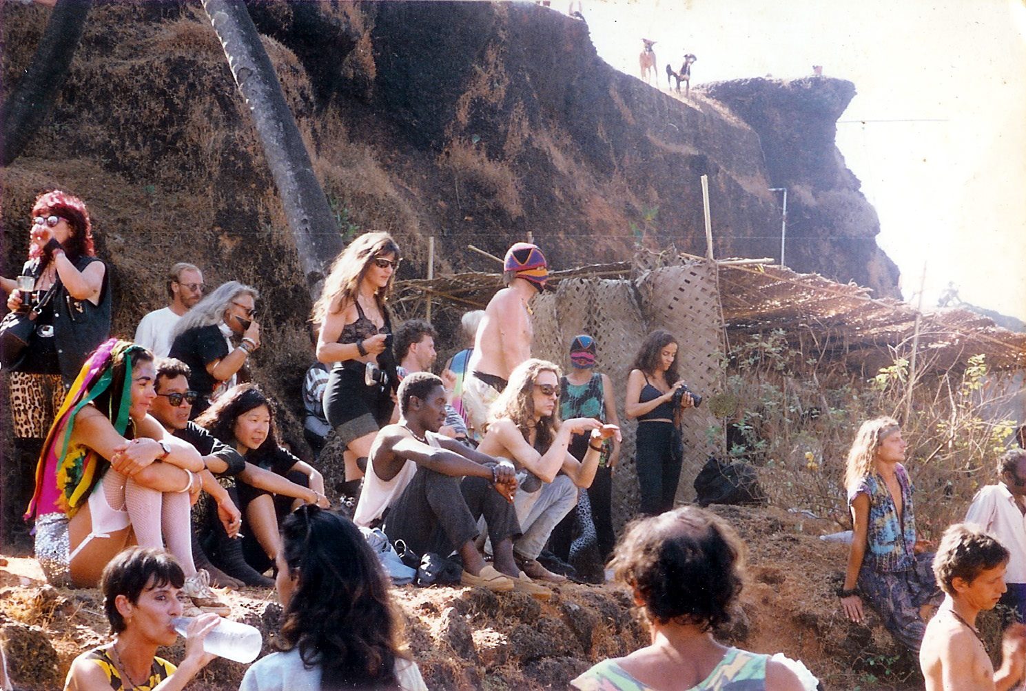 Turis asing berpesta di Anjuna pada 1991.