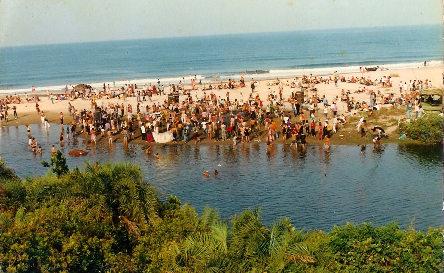 Wisatawan memadati pantai Arambol untuk berpesta