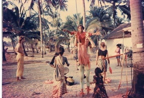 Latihan sirkus di Anjuna pada 1991.