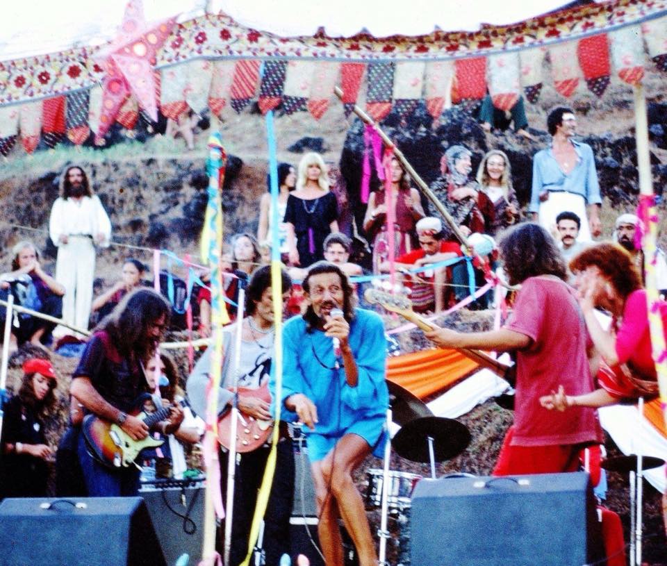 Eddie “Delapan Jari” tampil di pesta rave pada 1978.