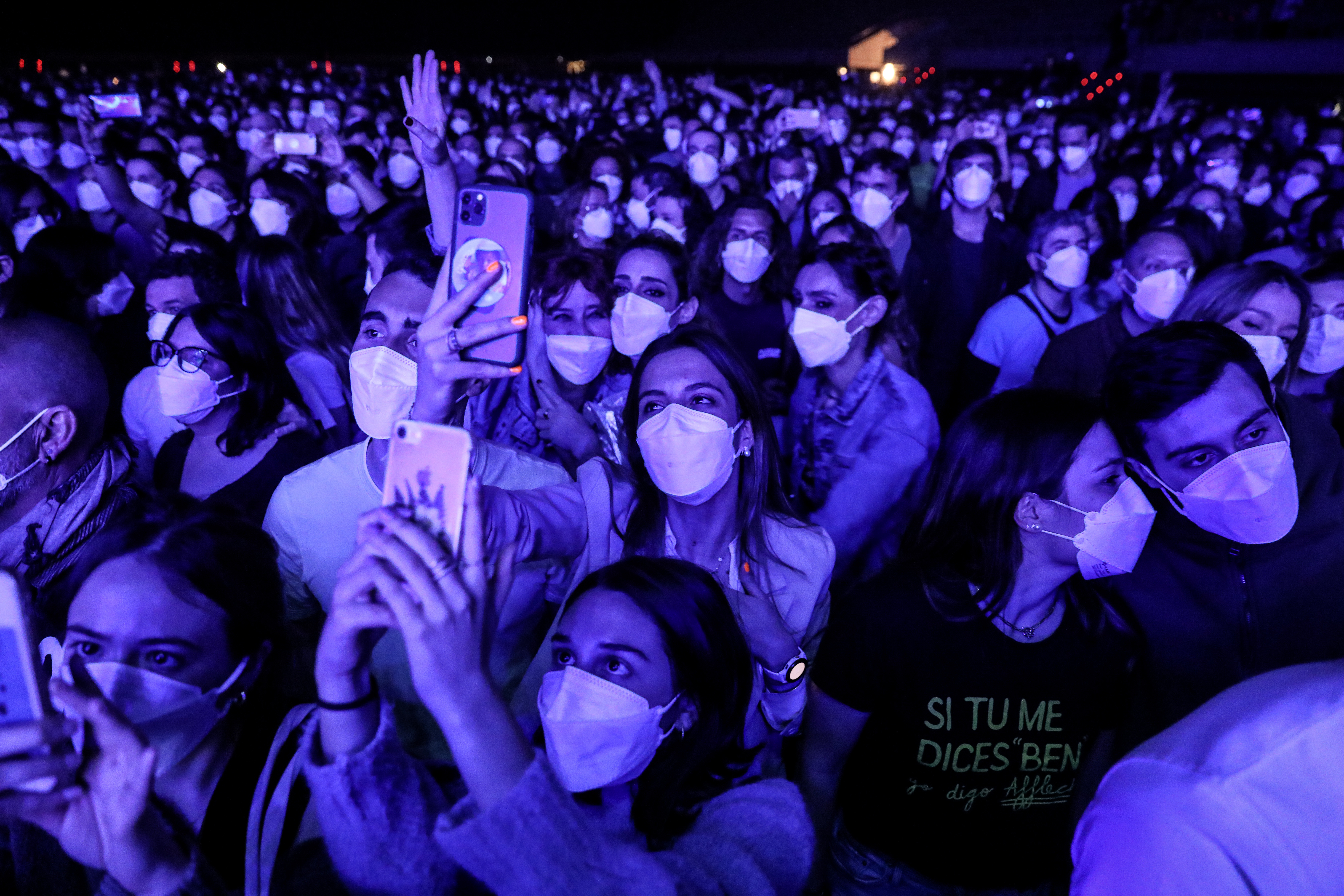 Attendees of the experimental Love of Lesbian concert in Barcelona, a pilot run by Spanish health authoriites.