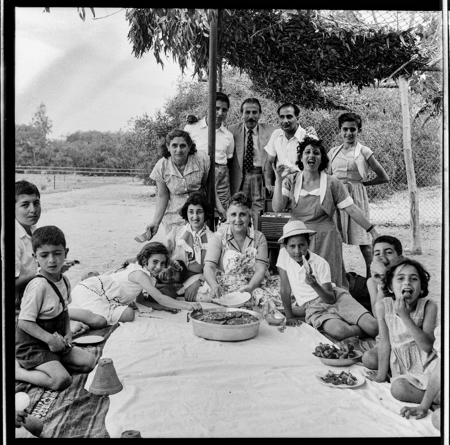 Kegham Djeghalian, Gaza photographer – Portrait of a big family with young kids having a picnic. 