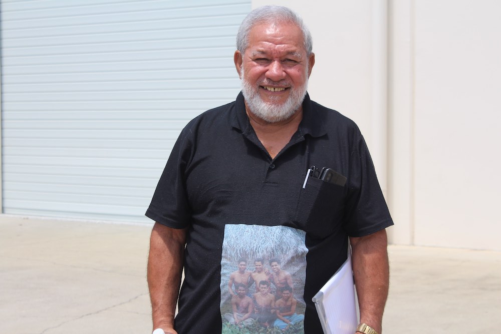 Mano sekarang berusia 74. Dia mengenakan kaus bergambar foto mereka terdampar di Pulau Ata