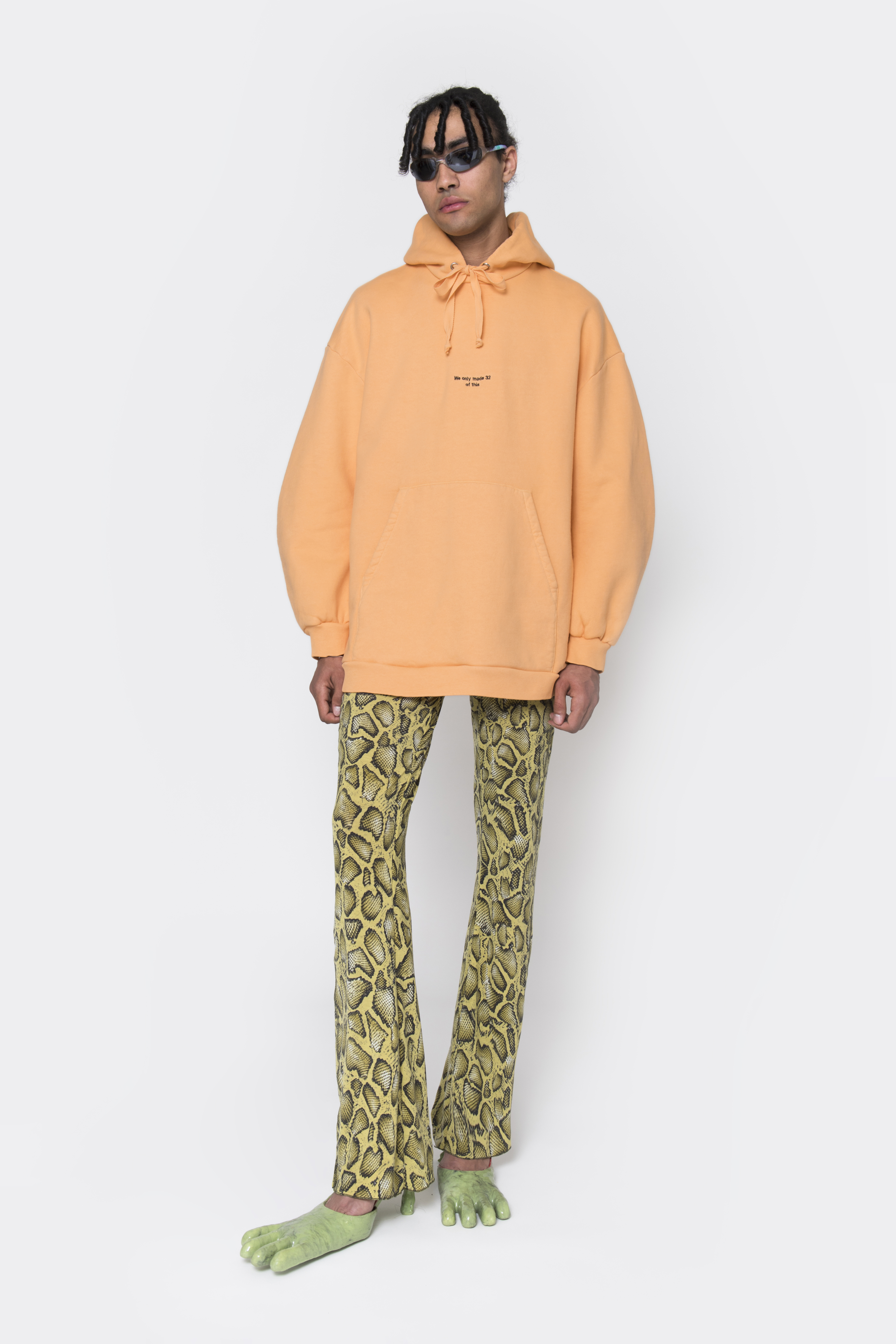 felpa, scarpe e pantaloni della collezione Avavav x F*ndi x B*rberry x J*qcuemus
