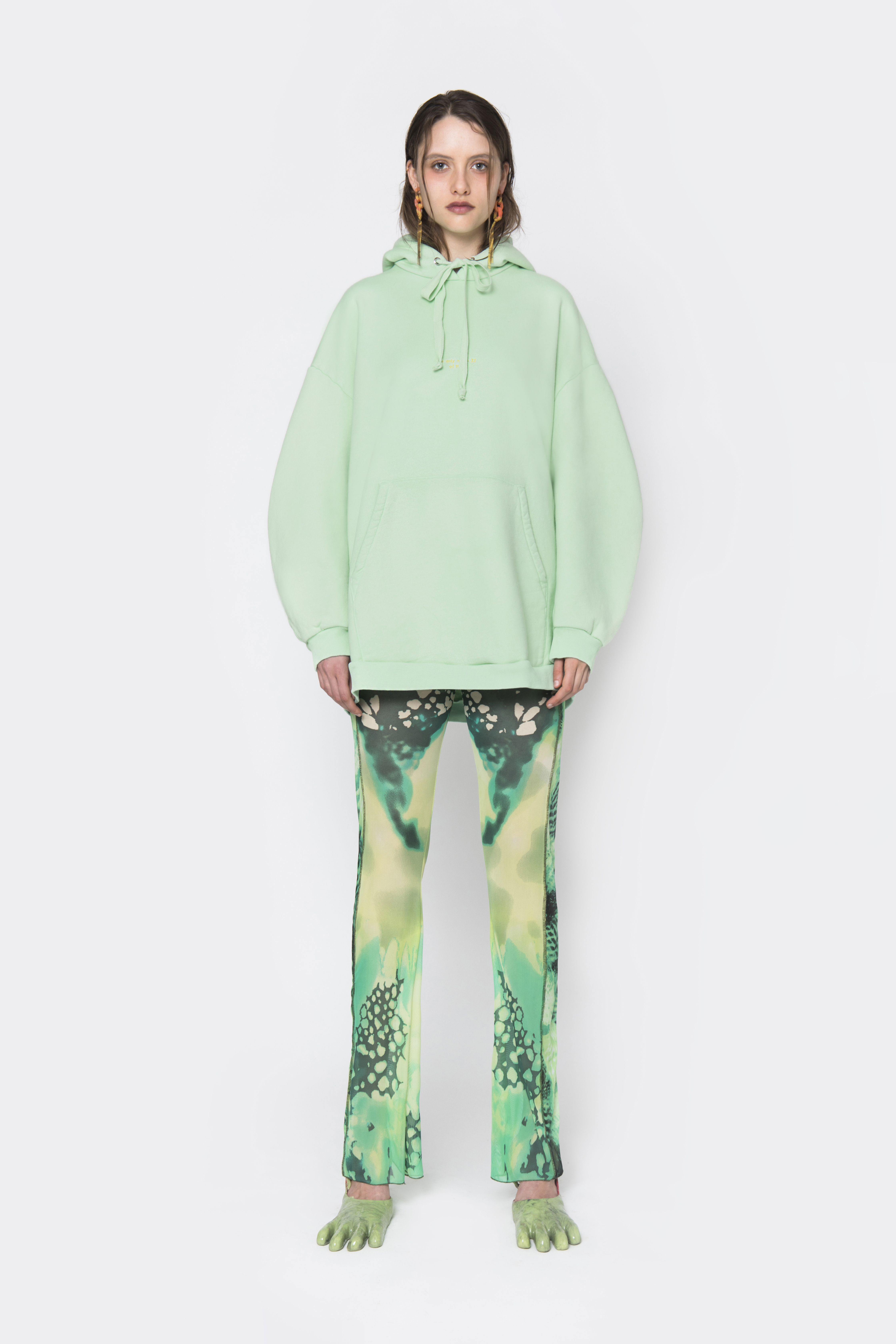felpa, pantaloni e scarpe della collezione Avavav x F*ndi x B*rberry x J*qcuemus