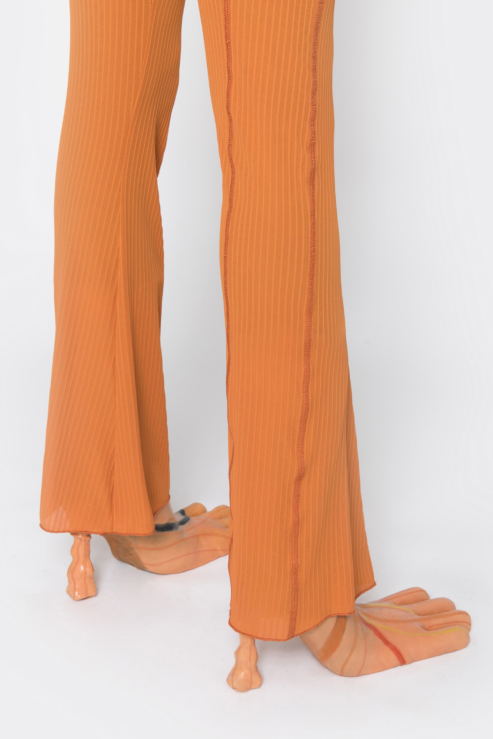 Scarpe e pantaloni arancioni della collezione Avavav x F*ndi x B*rberry x J*qcuemus