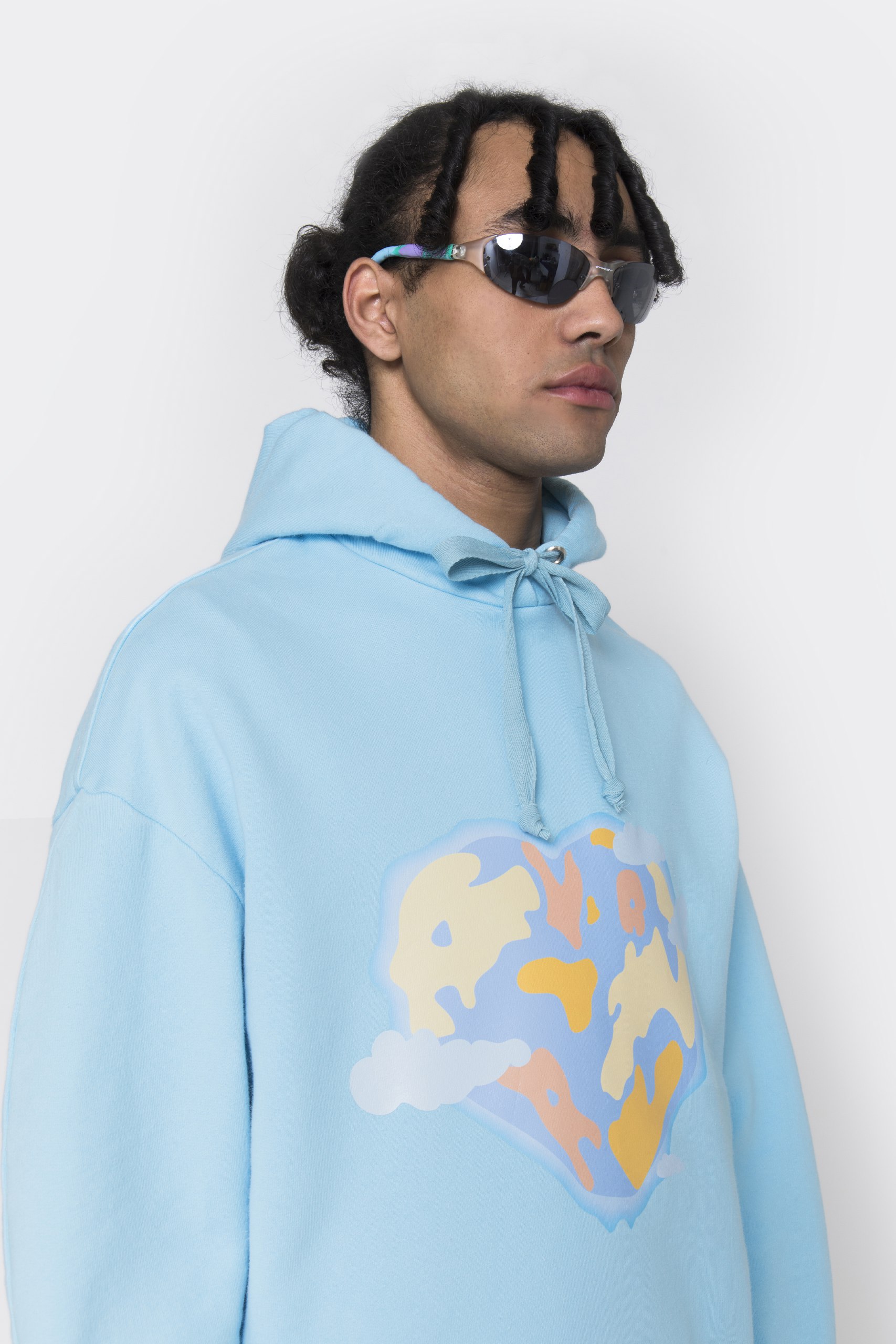 Felpa azzurra e occhiali sportivi della collezione Avavav x F*ndi x B*rberry x J*qcuemus
