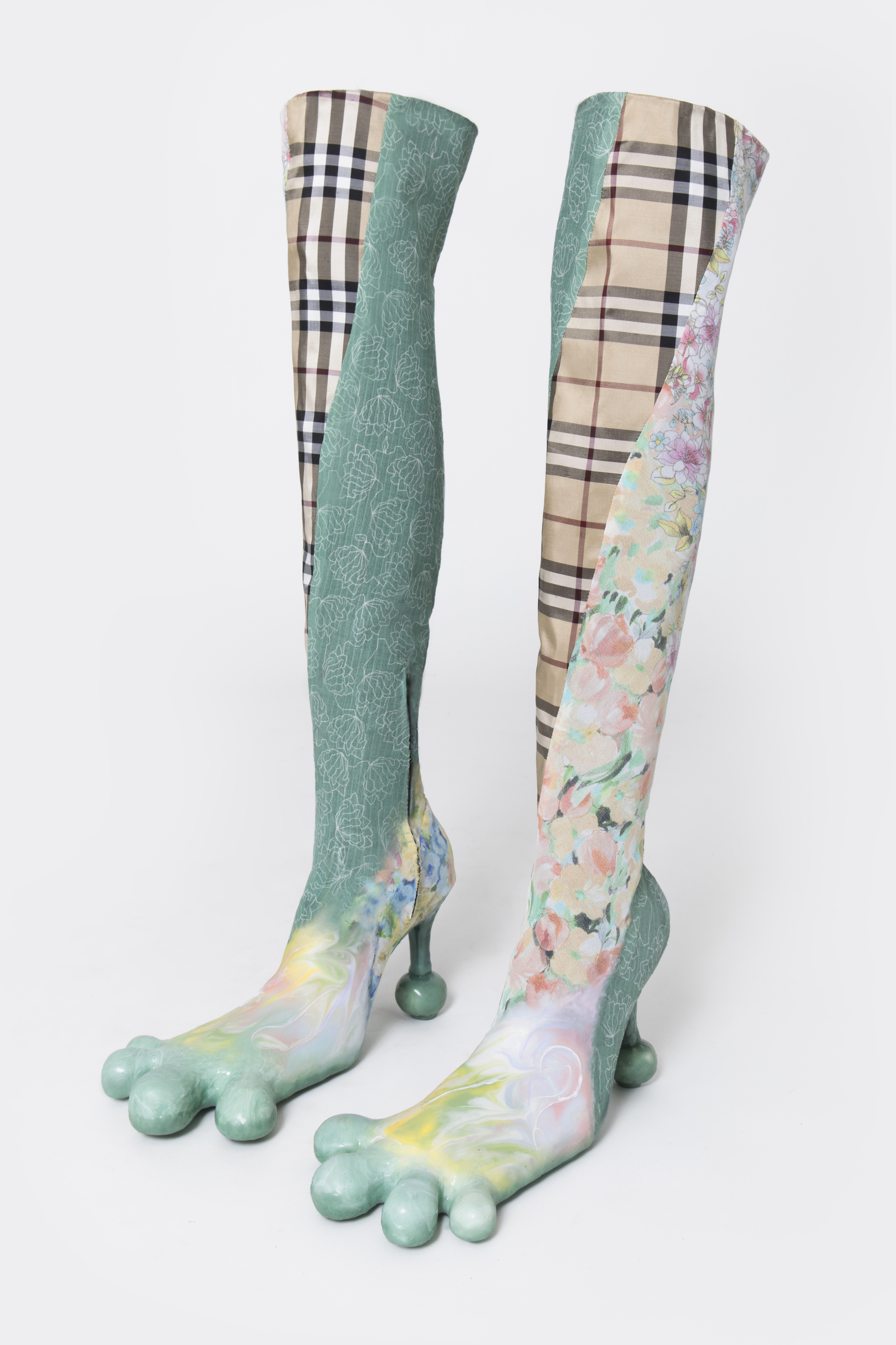 stivali patchwork della collezione Avavav x F*ndi x B*rberry x J*qcuemus