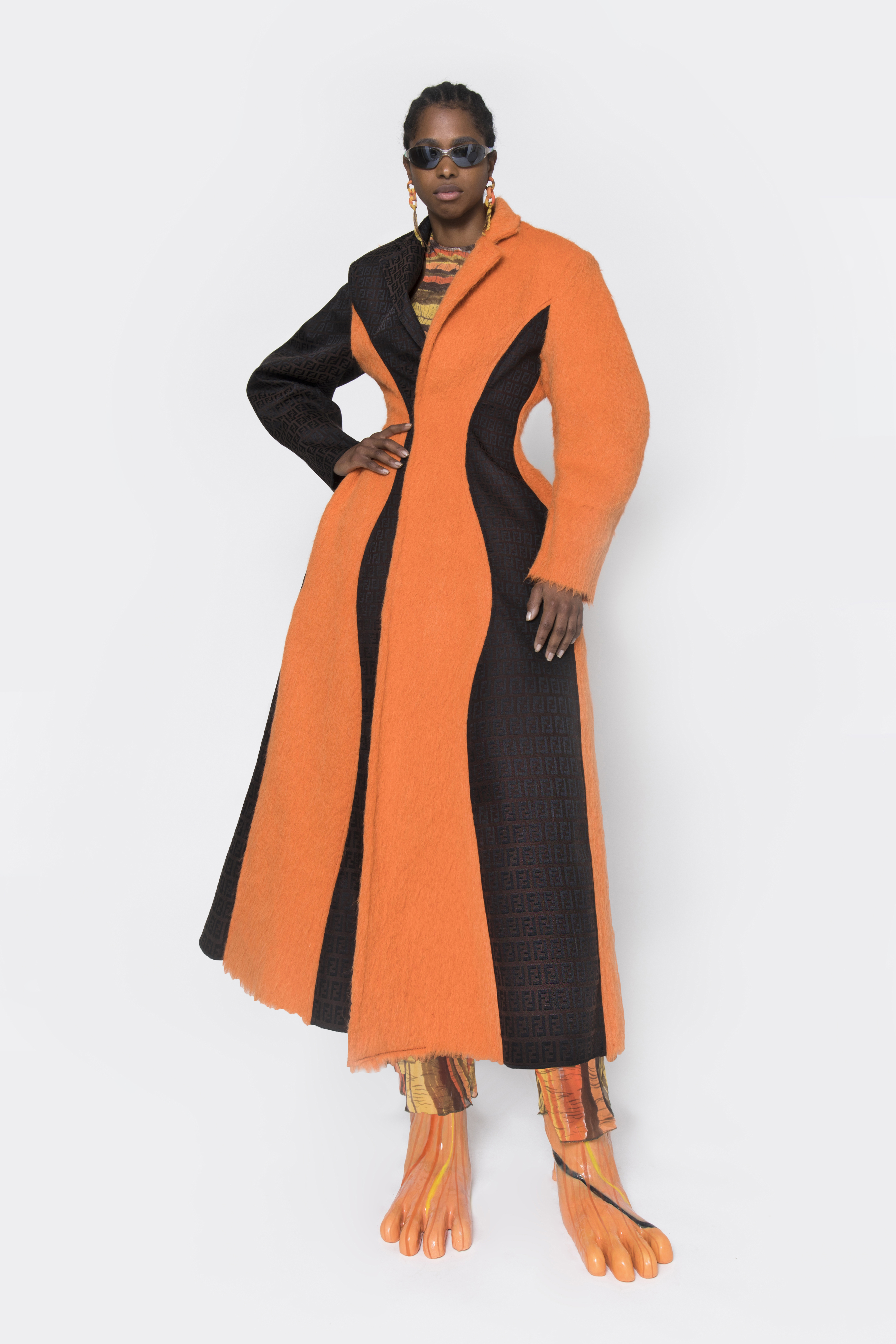 cappotto arancione e scarpe arancione della collezione Avavav x F*ndi x B*rberry x J*qcuemus