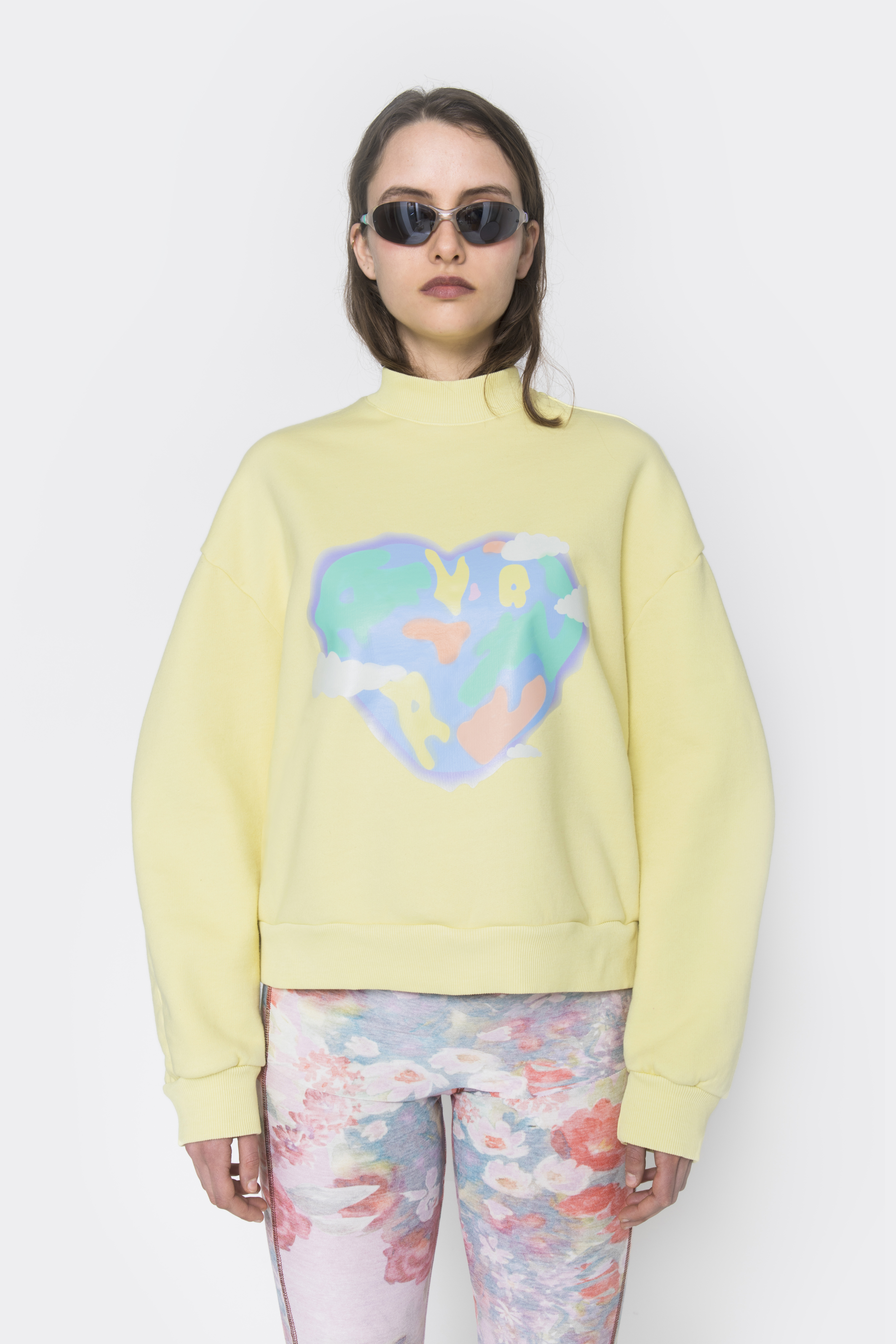 Felpa e leggings con fantasia floreali della collezione Avavav x