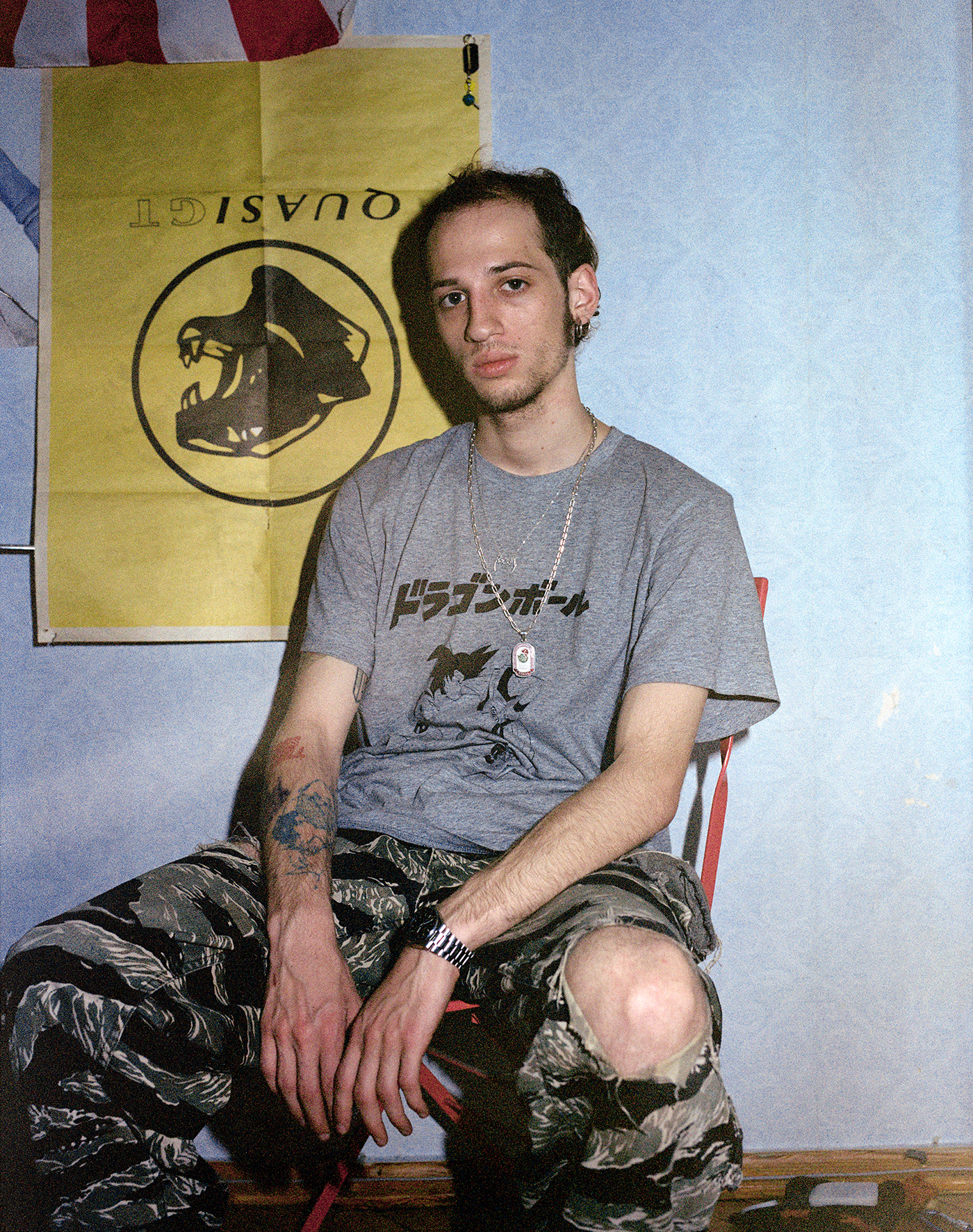 ragazzo maglietta dragon ball, Everything ok not ok, giovani queer Tblisi, fotografia di Piet Oosterbeek