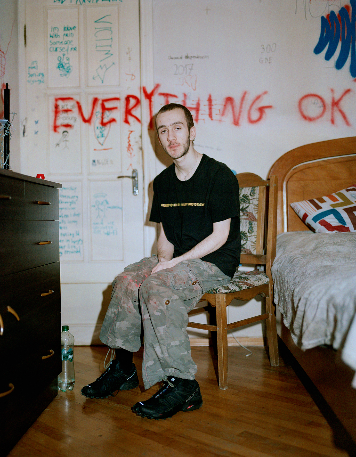 ragazzo maglietta nera, Everything ok not ok, giovani queer Tblisi, fotografia di Piet Oosterbeek
