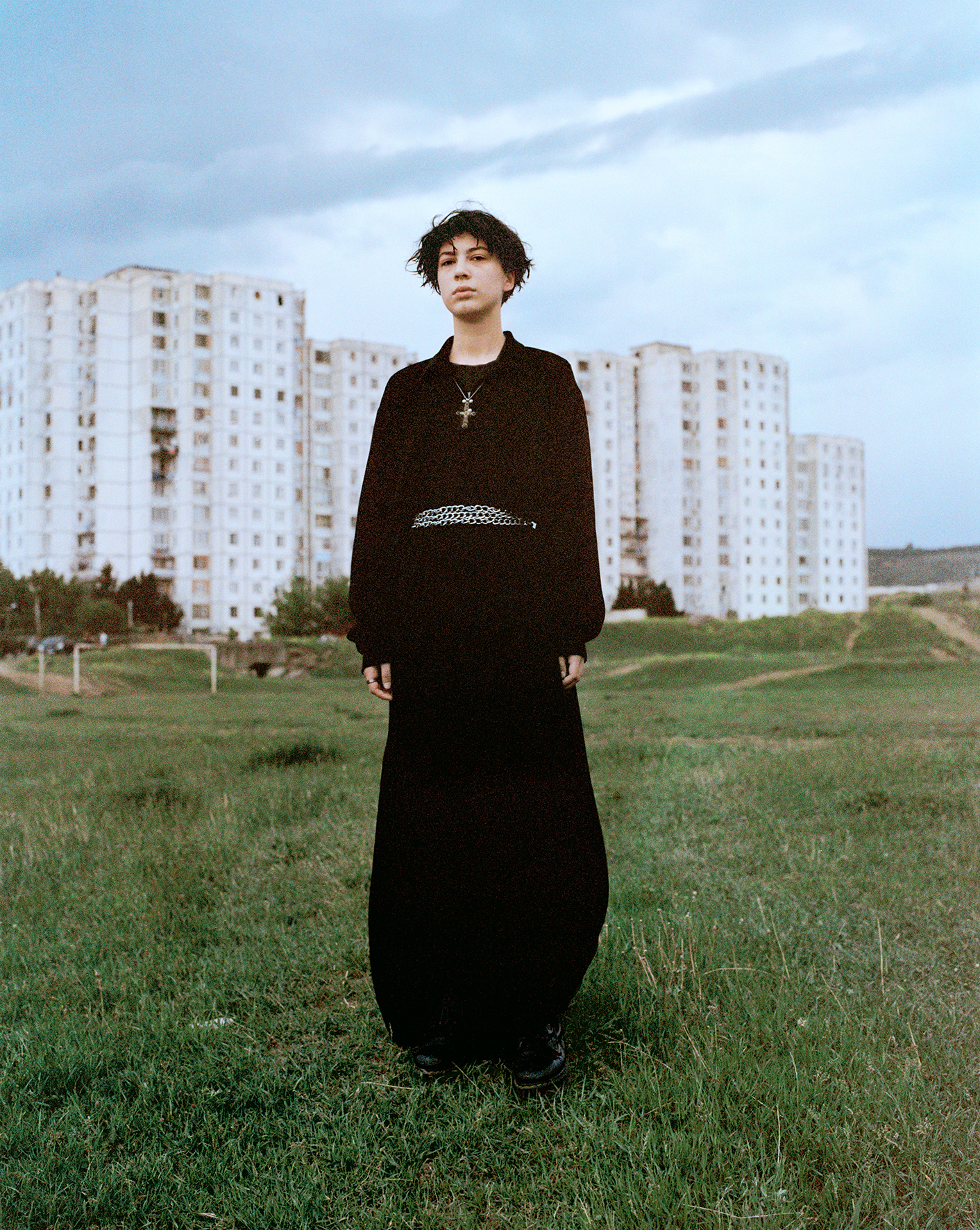 croce e vestito nero, Everything ok not ok, giovani queer Tblisi, fotografia di Piet Oosterbeek