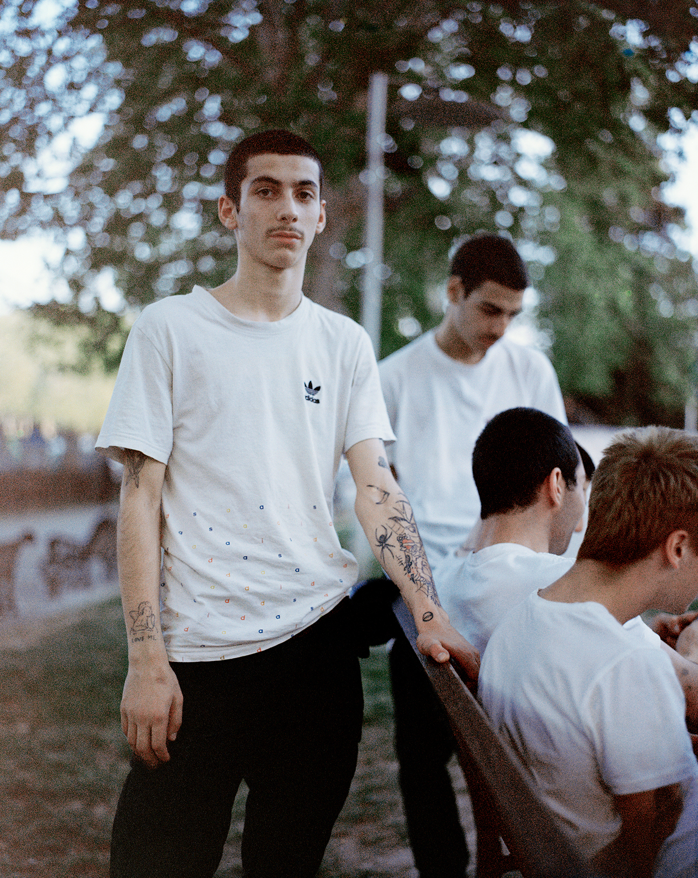 persona tatuata, Everything ok not ok, giovani queer Tblisi, fotografia di Piet Oosterbeek