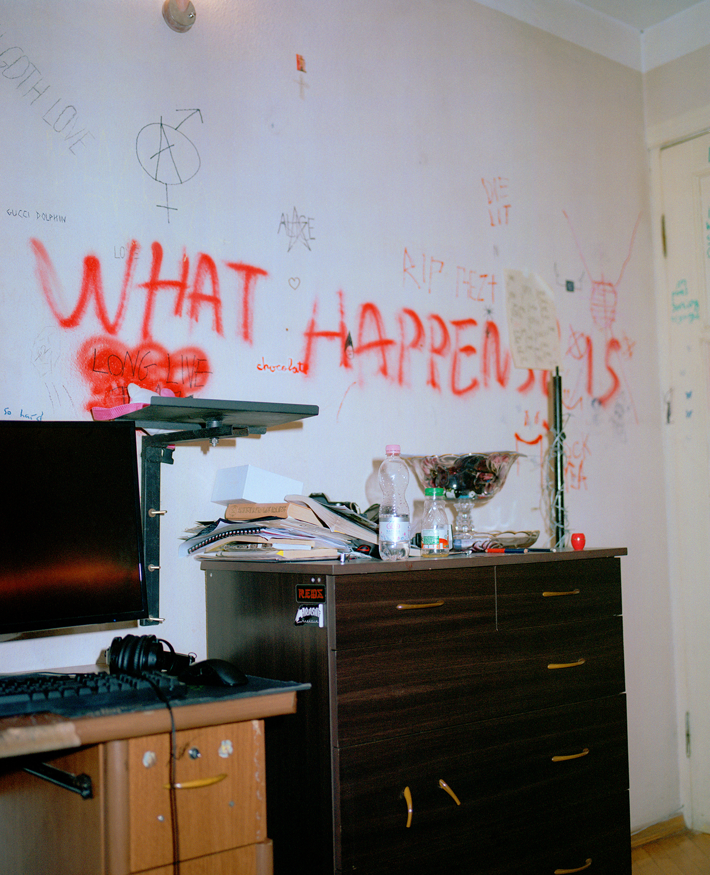 stanza con graffito, what happens is, Everything ok not ok, giovani queer Tblisi, fotografia di Piet Oosterbeek