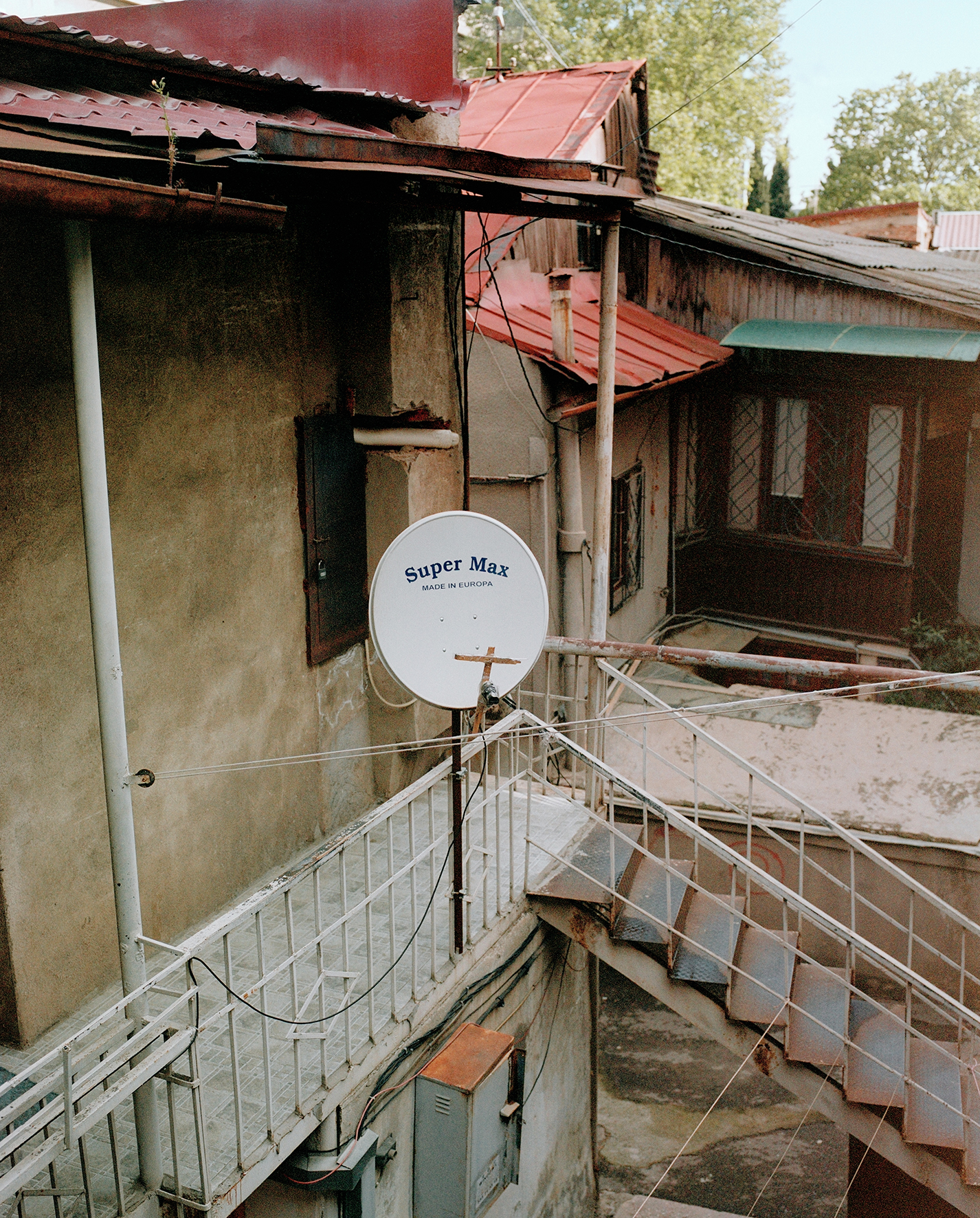 antenna e scale, Everything ok not ok, giovani queer Tblisi, fotografia di Piet Oosterbeek