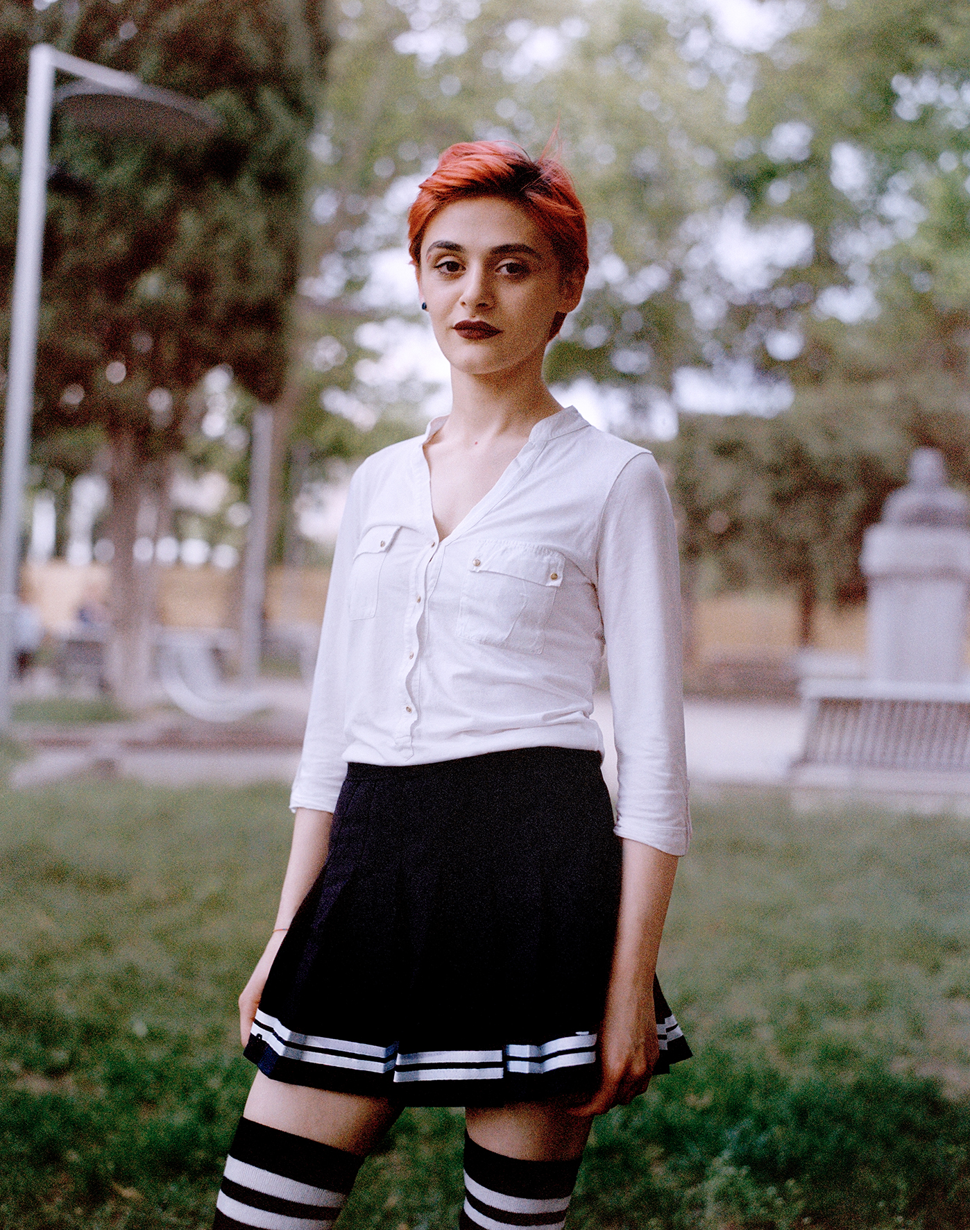 capelli rosa e gonna, Everything ok not ok, giovani queer Tblisi, fotografia di Piet Oosterbeek