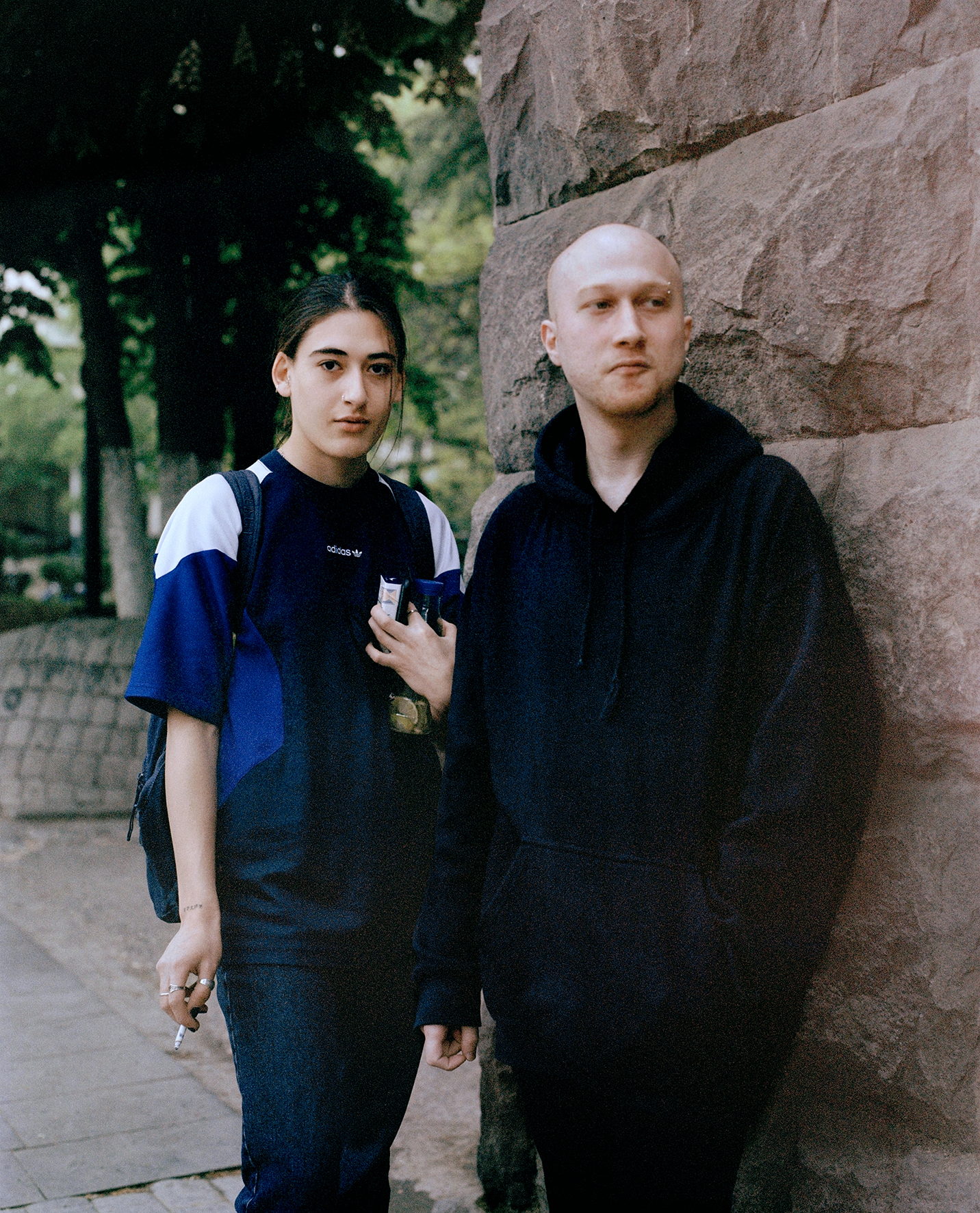 coppia di persone, Everything ok not ok, giovani queer Tblisi, fotografia di Piet Oosterbeek