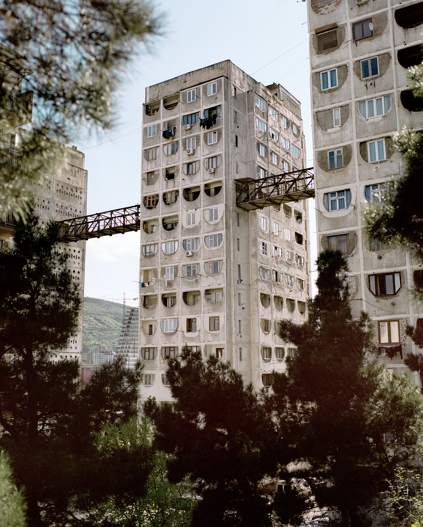 palazzo diroccato, Everything ok not ok, giovani queer Tblisi, fotografia di Piet Oosterbeek