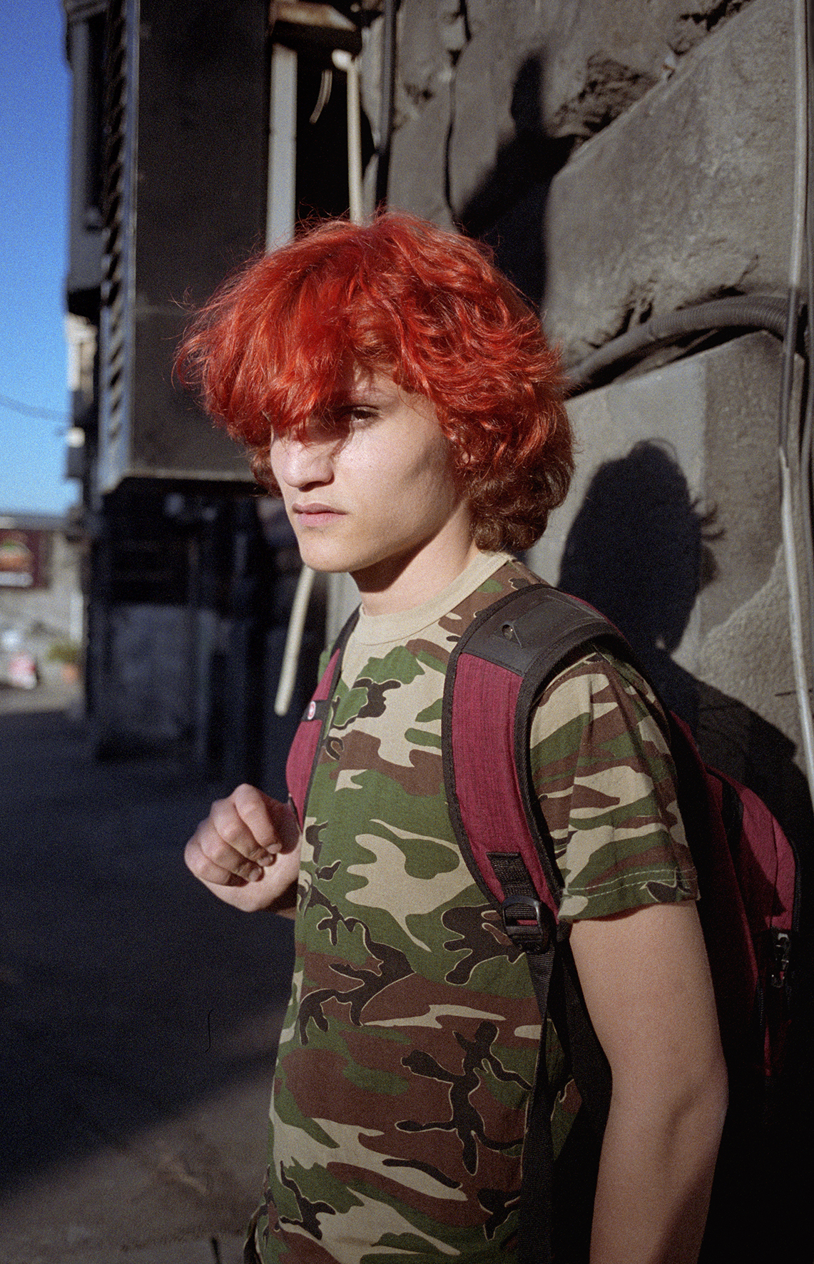 persona capelli rosso acceso, Everything ok not ok, giovani queer Tblisi, fotografia di Piet Oosterbeek