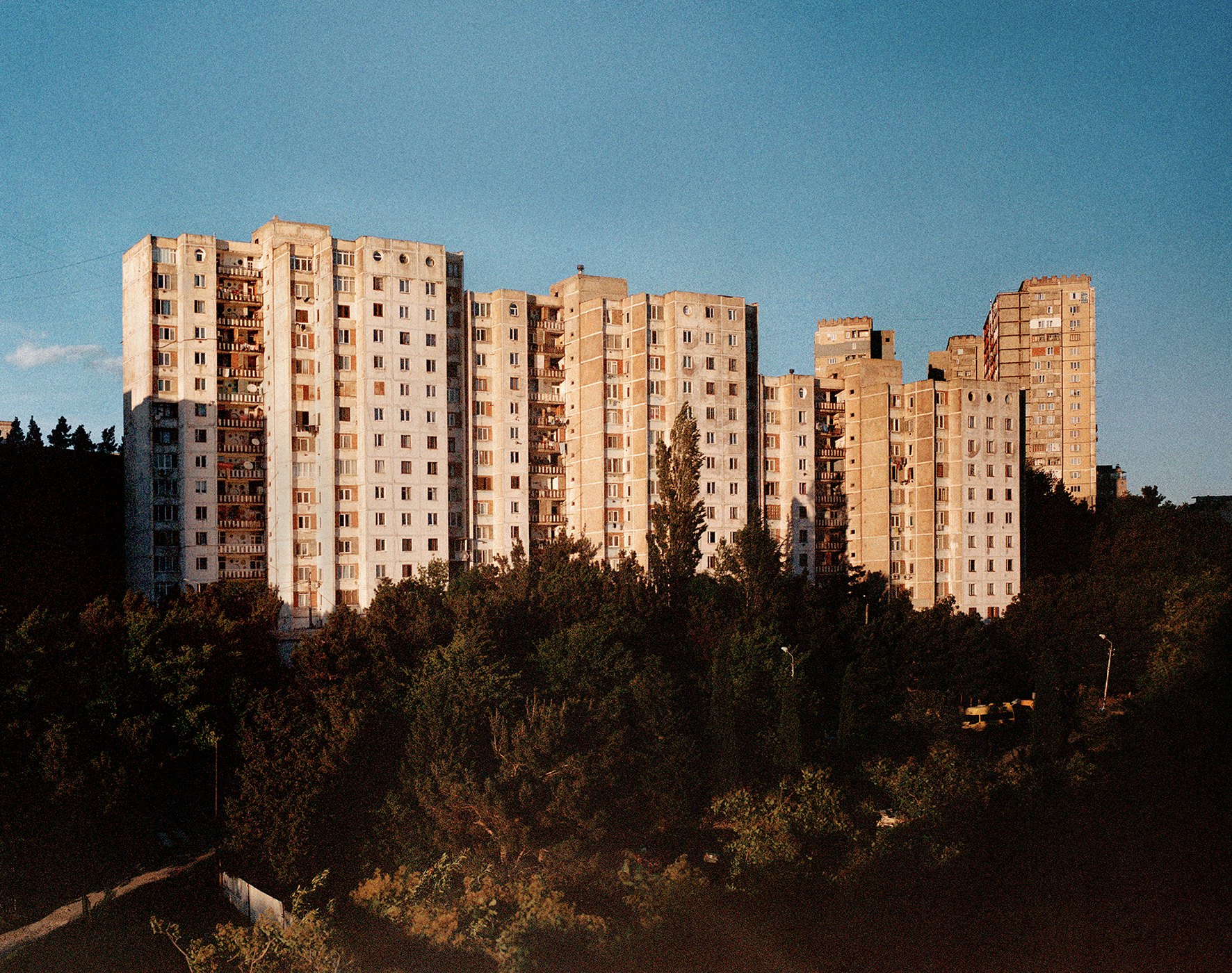 palazzi di Tbilisi, Everything ok not ok, giovani queer Tblisi, fotografia di Piet Oosterbeek