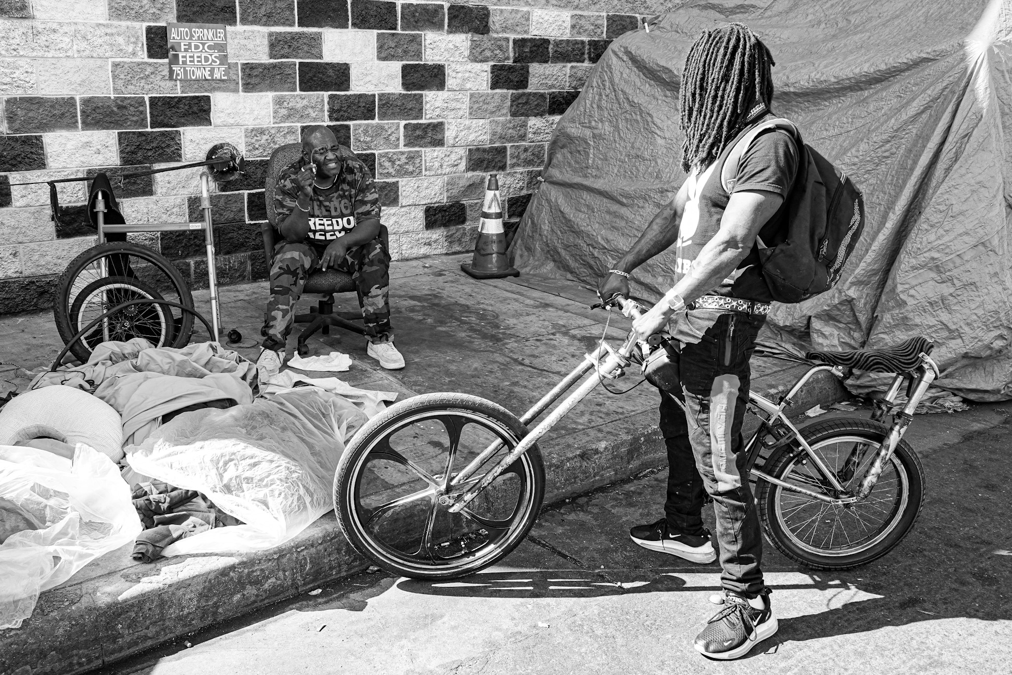 Ragazzi a Skid Row di Los Angeles, foto di Suitcase Joe Foundation