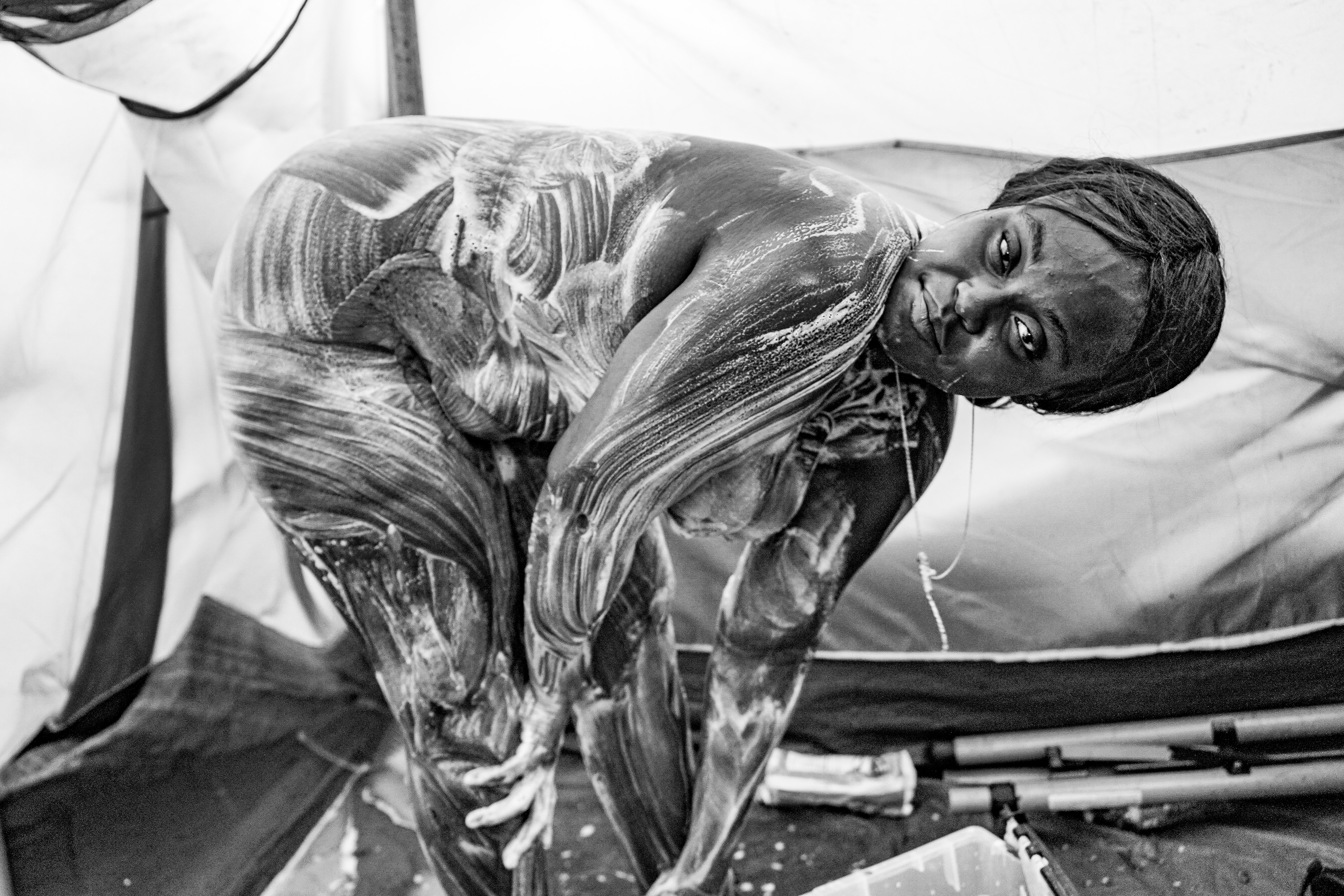 Donna che si lava a Skid Row di Los Angeles, foto di Suitcase Joe Foundation