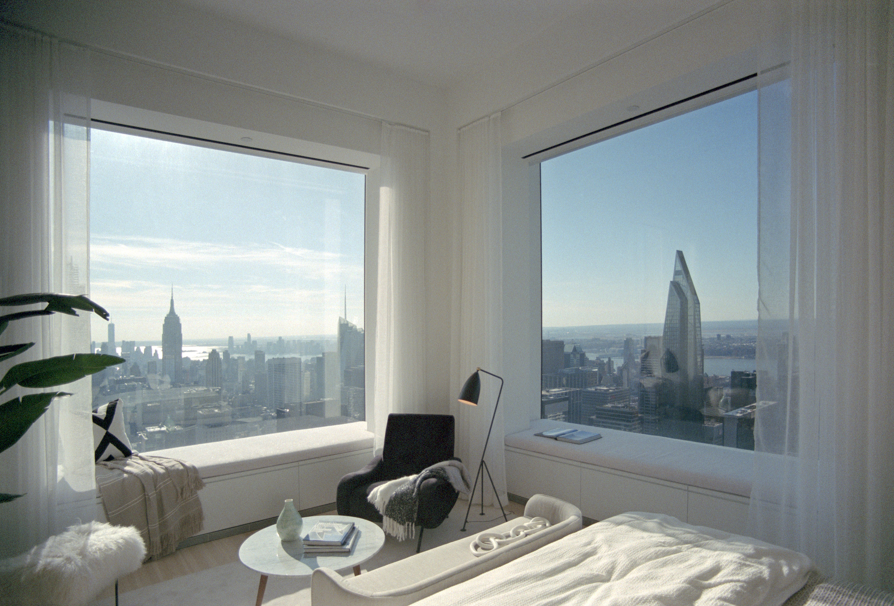 foto de la ciudad de Nueva York desde la ventana de un dormitorio