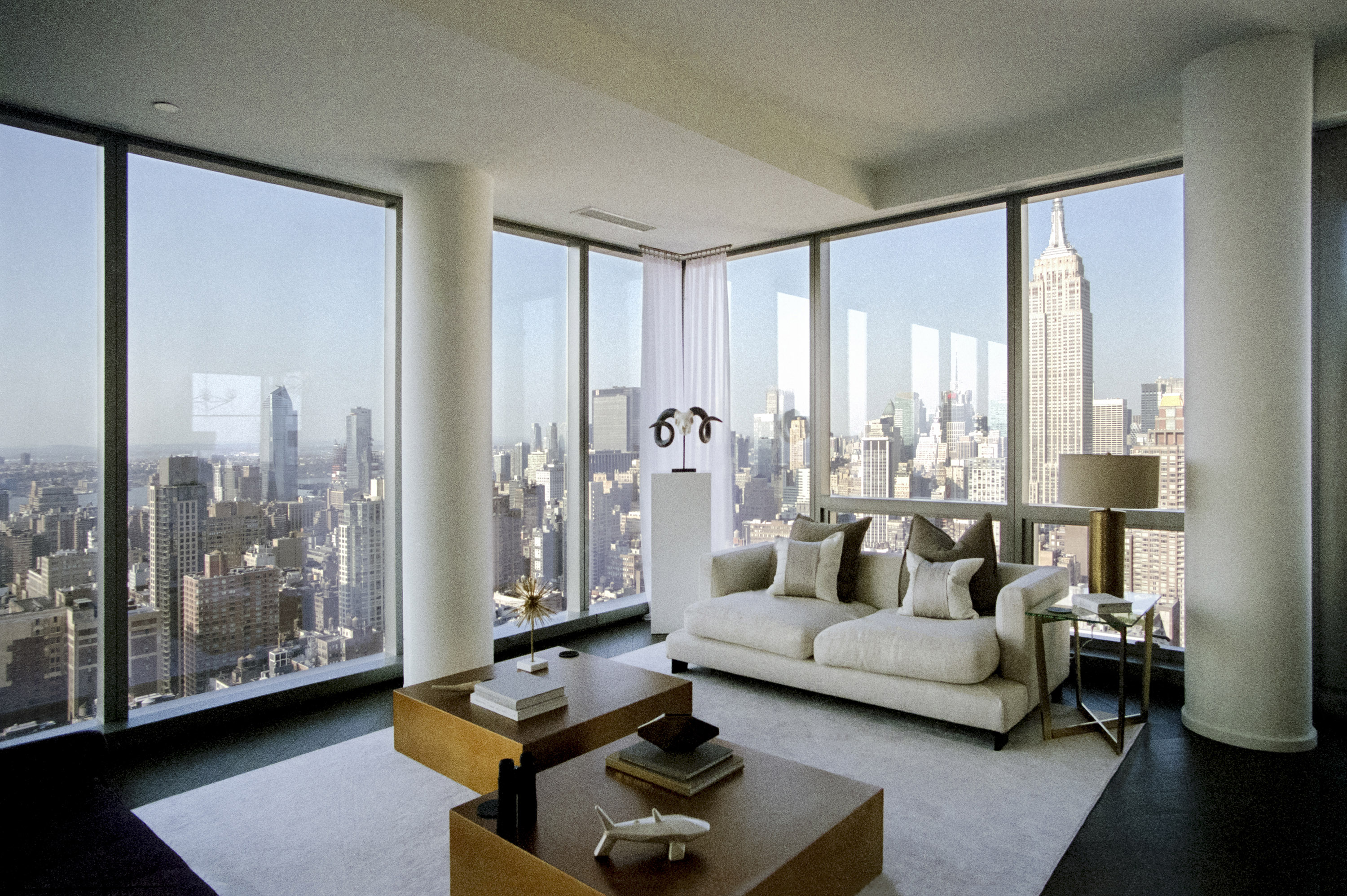 foto de la ciudad de Nueva York desde la ventana de una sala 