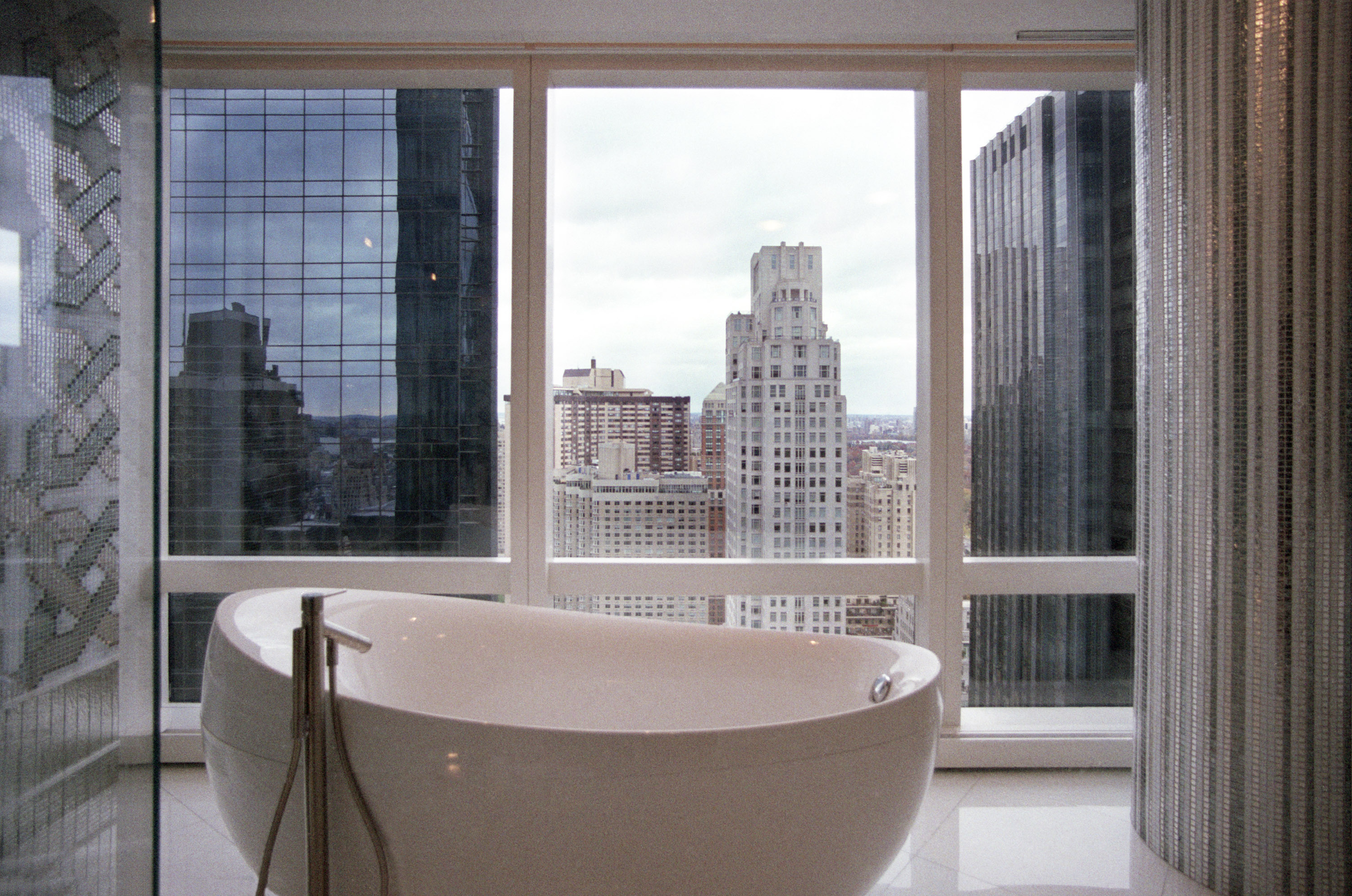 un baño que da hacia el horizonte de Manhattan