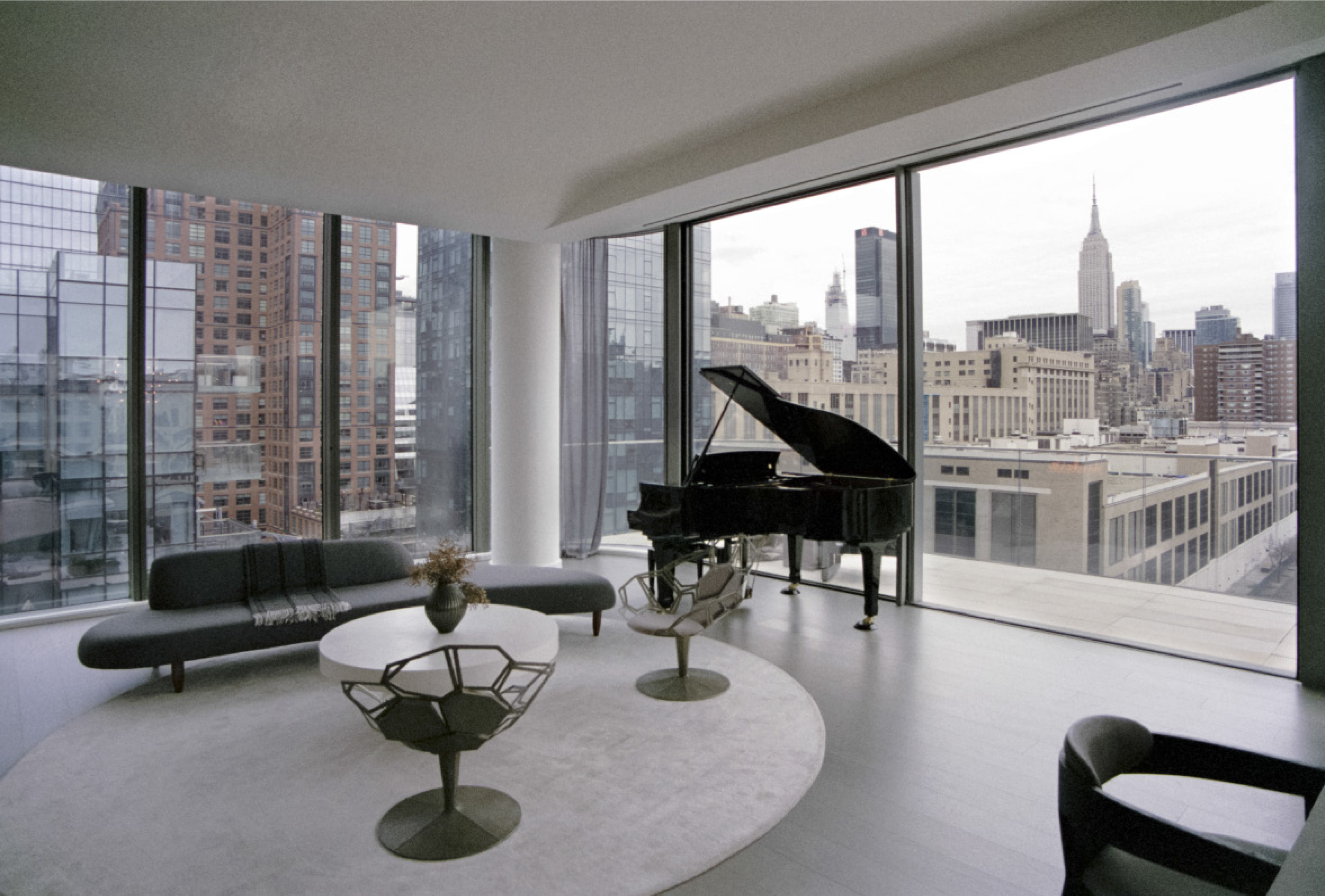 foto de la ciudad de Nueva York desde la ventana de una sala de estar