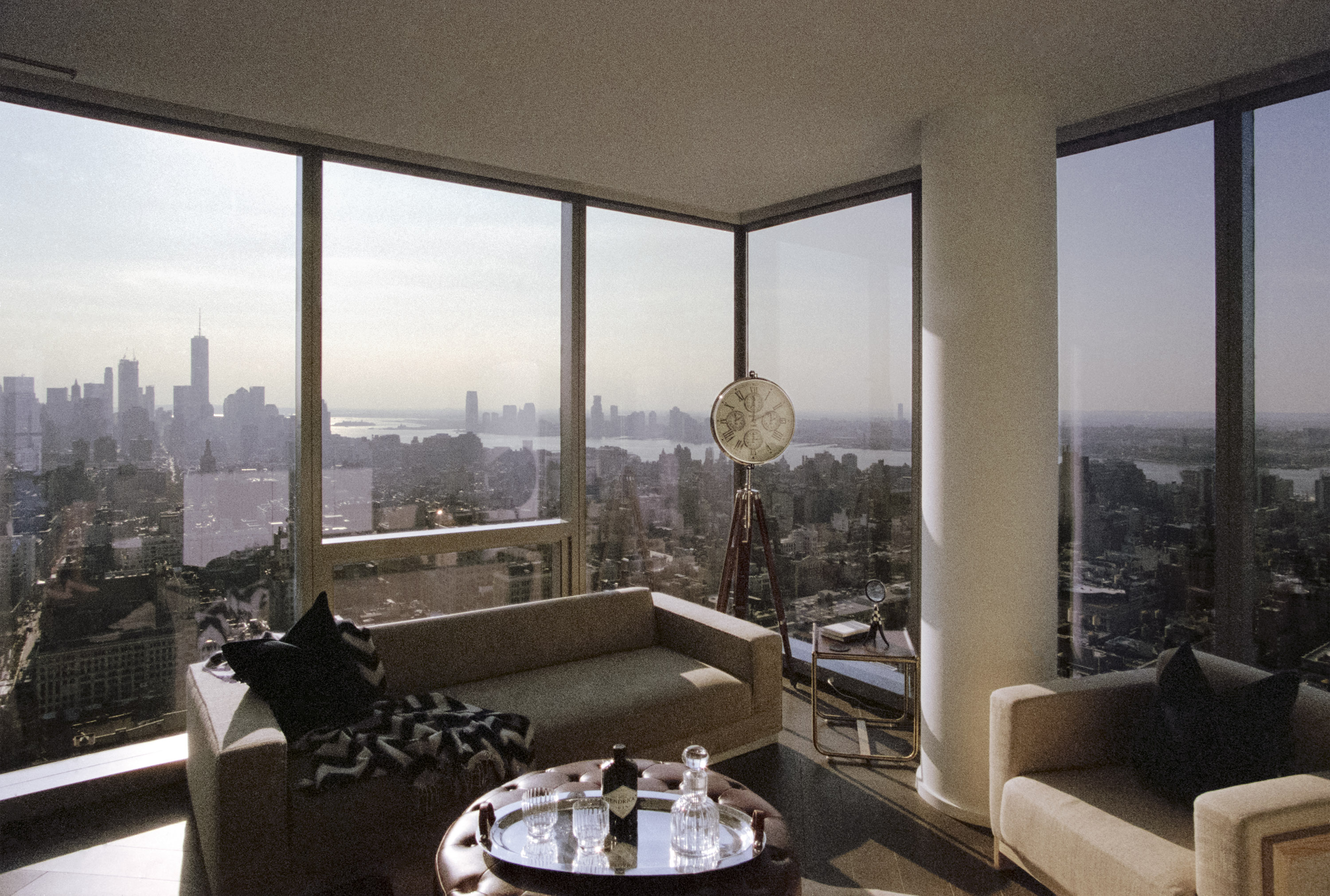 foto de la ciudad de Nueva York desde la ventana de una sala de estar