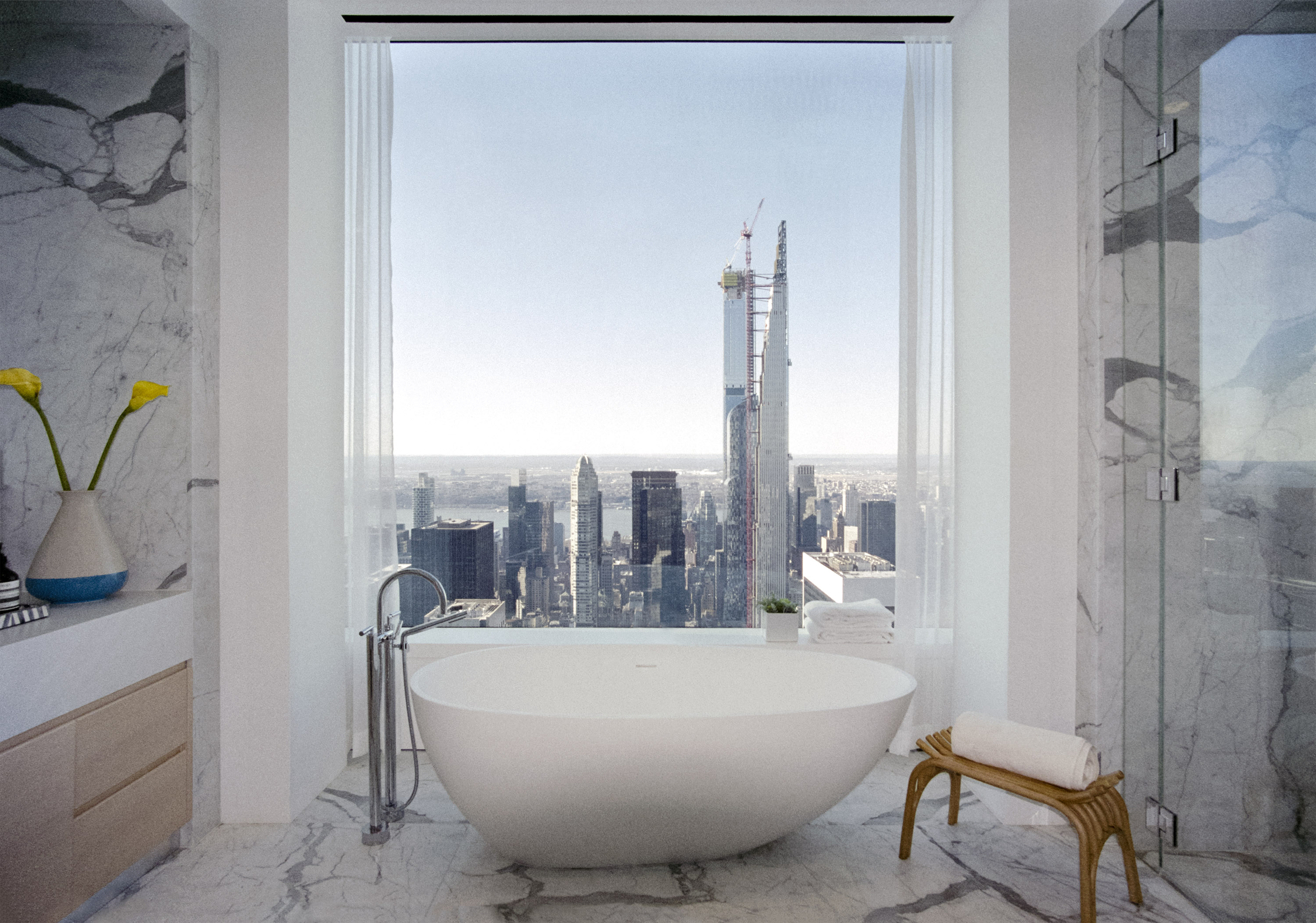un baño con vista al horizonte de Manhattan