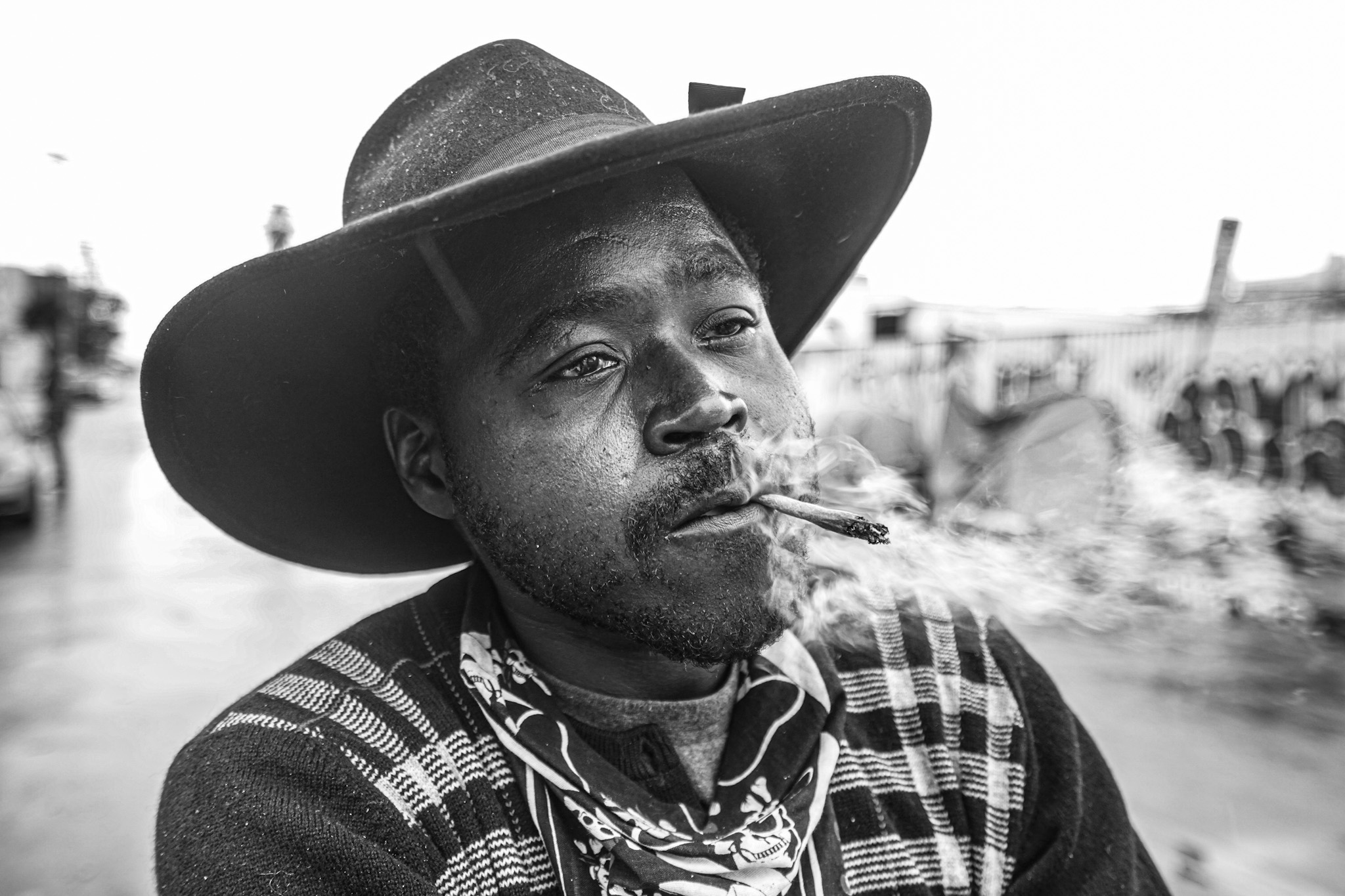 Uomo che fuma a Skid Row di Los Angeles, foto di Suitcase Joe Foundation
