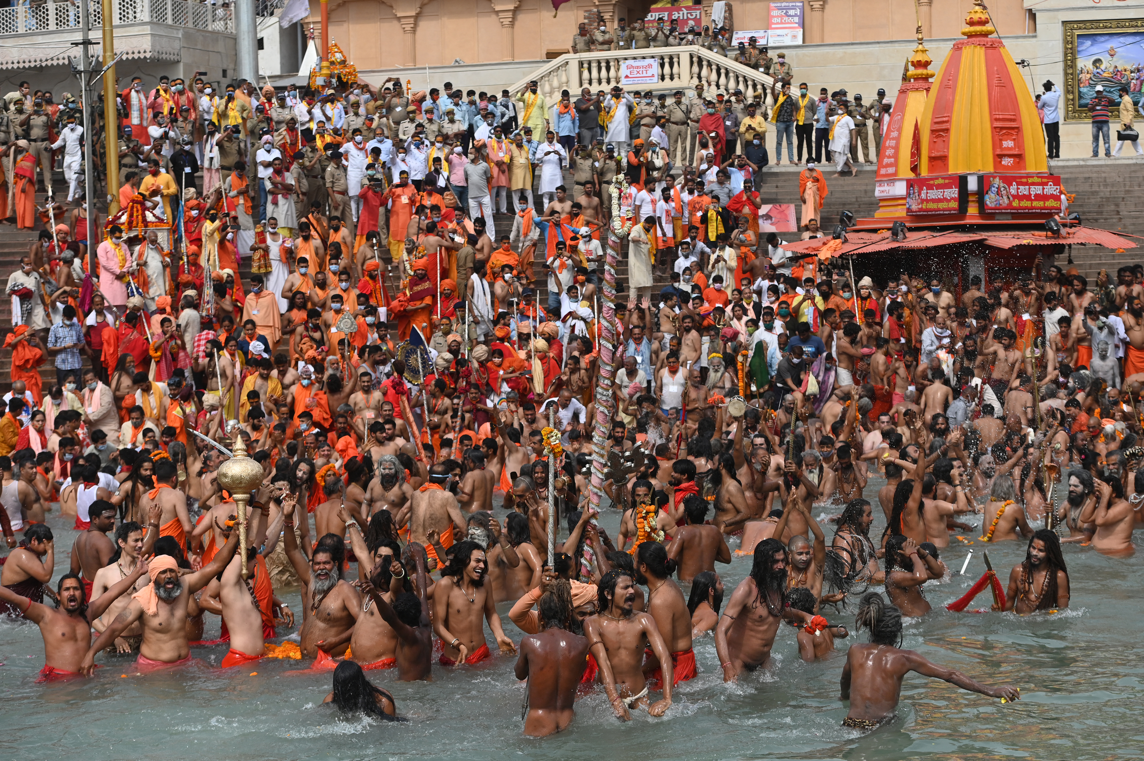 Naga Sadhus (lelaki suci Hindu) mandi bersama di Sungai Gangga dalam festival Kumbh Mela pada 12 April 2021.