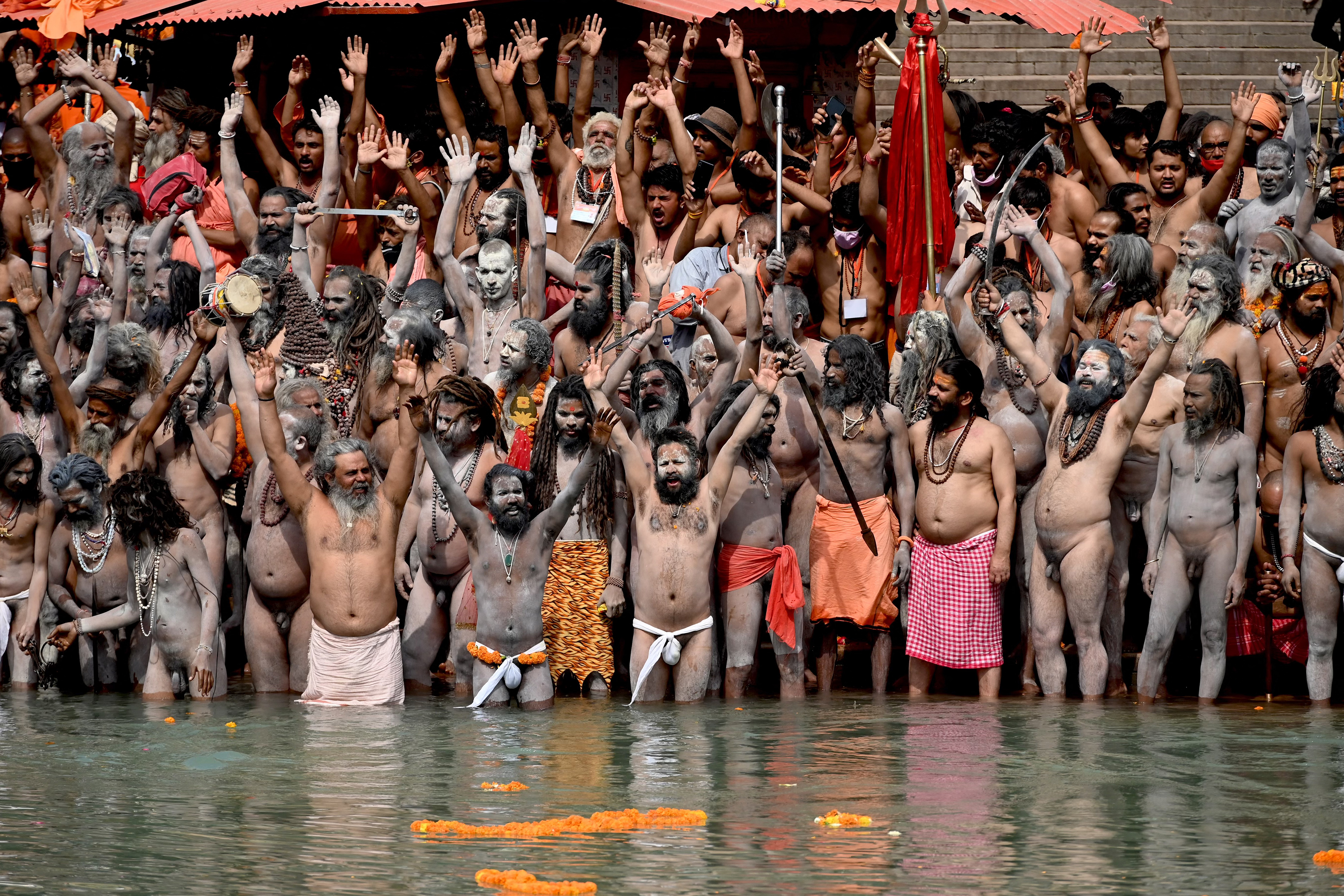 Naga Sadhus (lelaki suci Hindu) mandi bersama di Sungai Gangga dalam festival Kumbh Mela pada 12 April 2021.