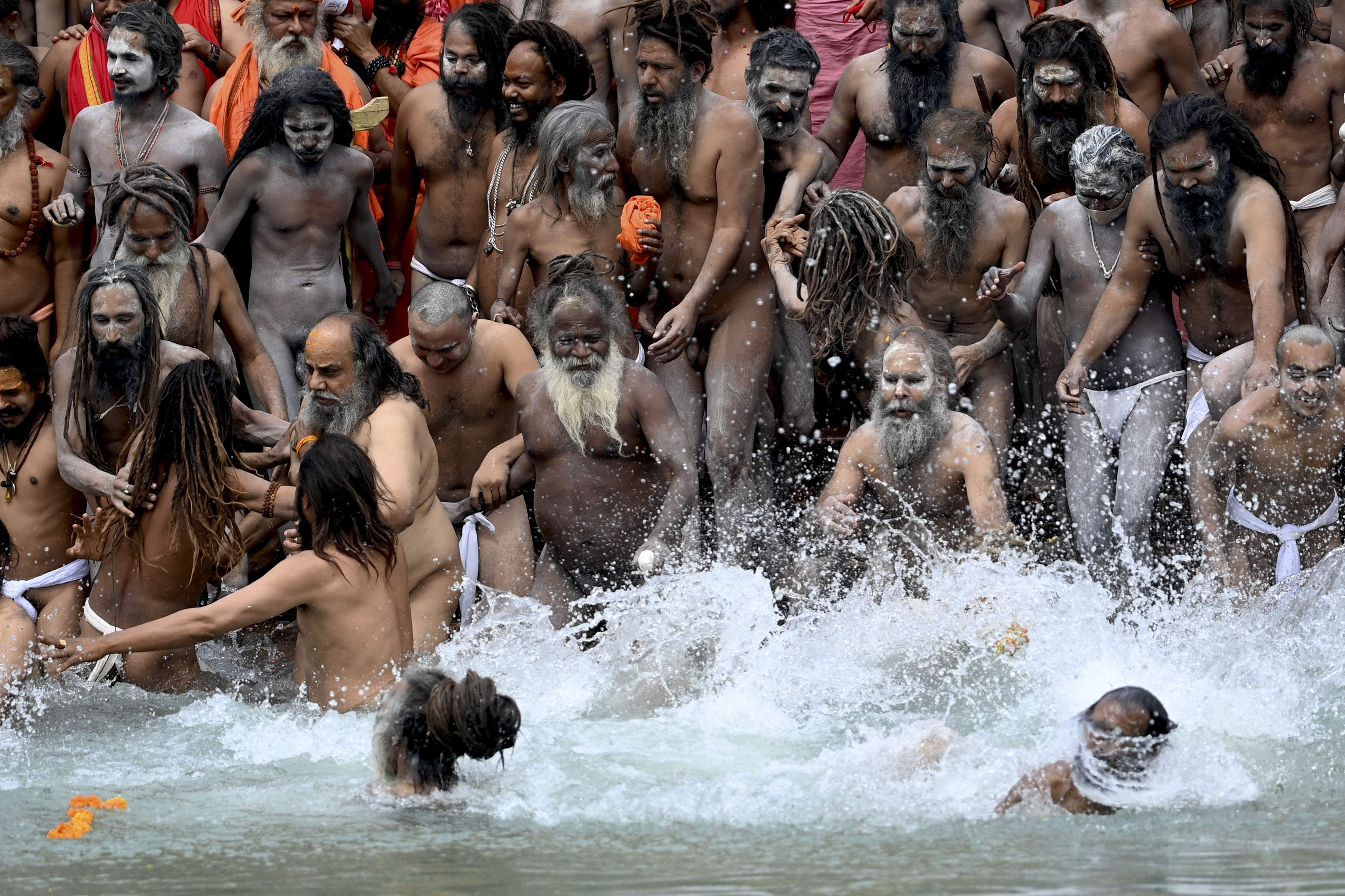 Naga Sadhus (lelaki suci Hindu) mandi bersama di Sungai Gangga dalam festival Kumbh Mela pada 12 April 2021.