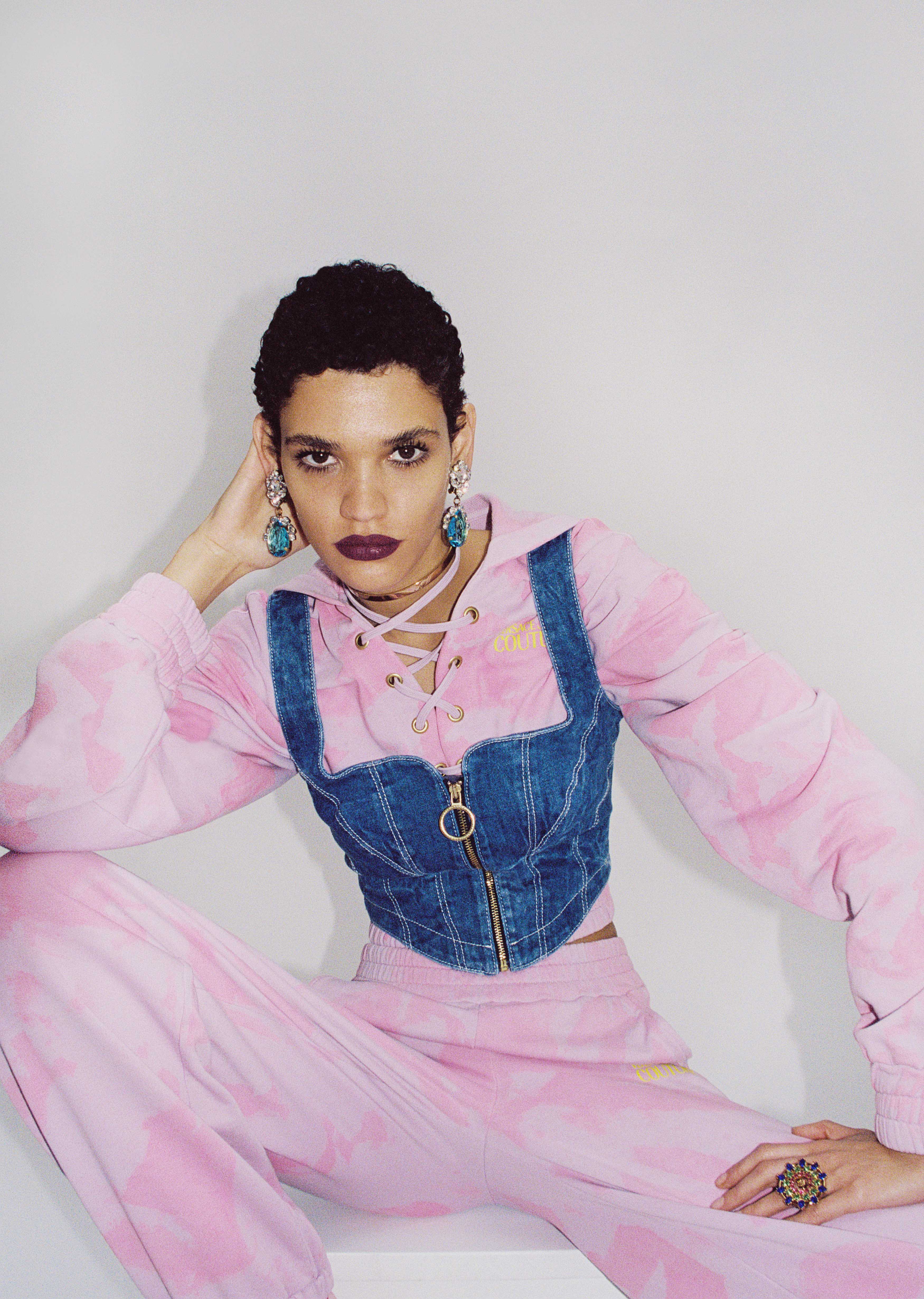 Total look Versace Jeans Couture capsule collection 2021 in collaborazione con Hey Reilly